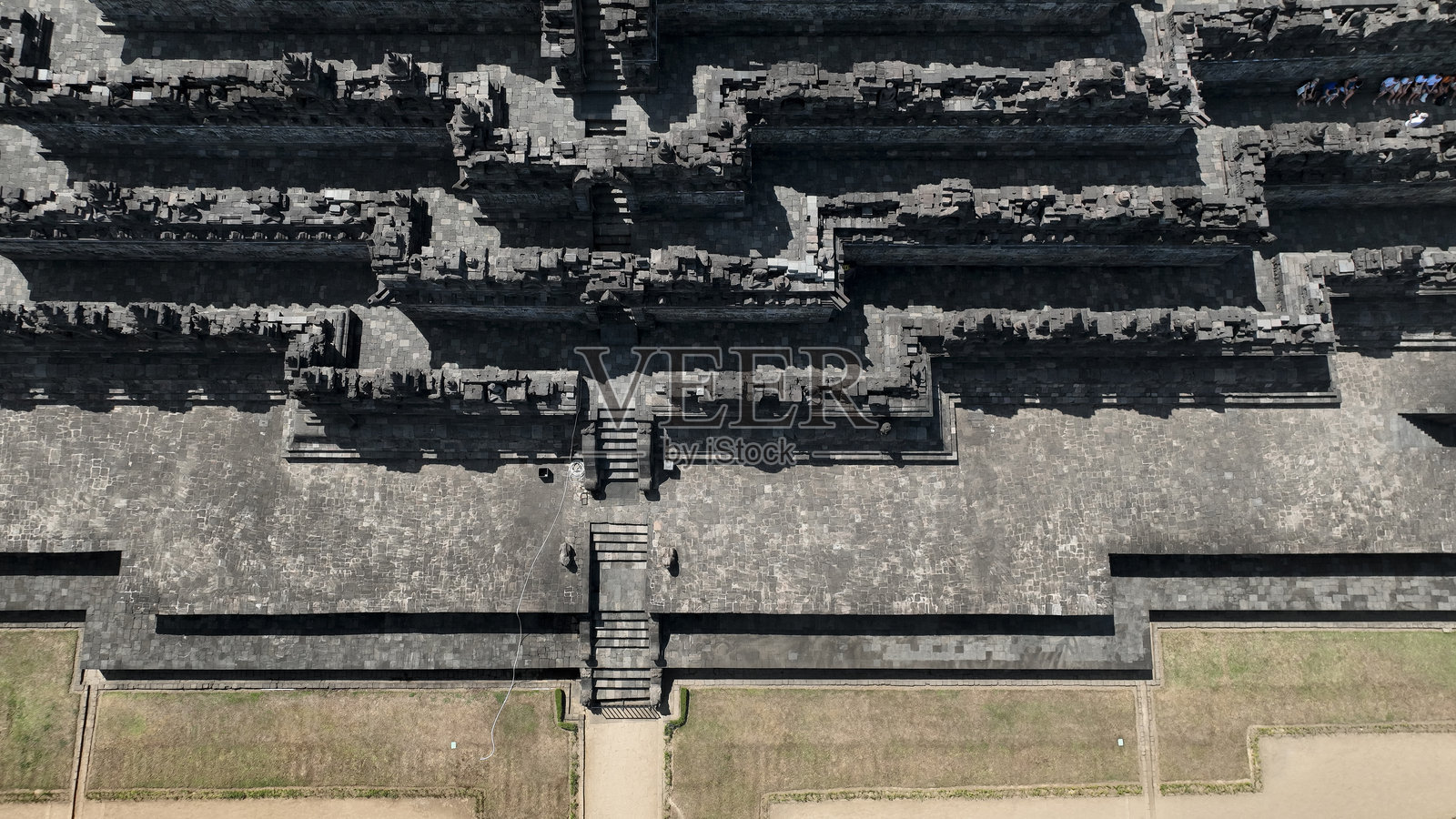 令人惊叹的鸟瞰图展示了世界上最大的佛教寺庙——婆罗浮屠的几何走廊和复杂的露台,展现了其古老的建筑杰作。照片摄影图片