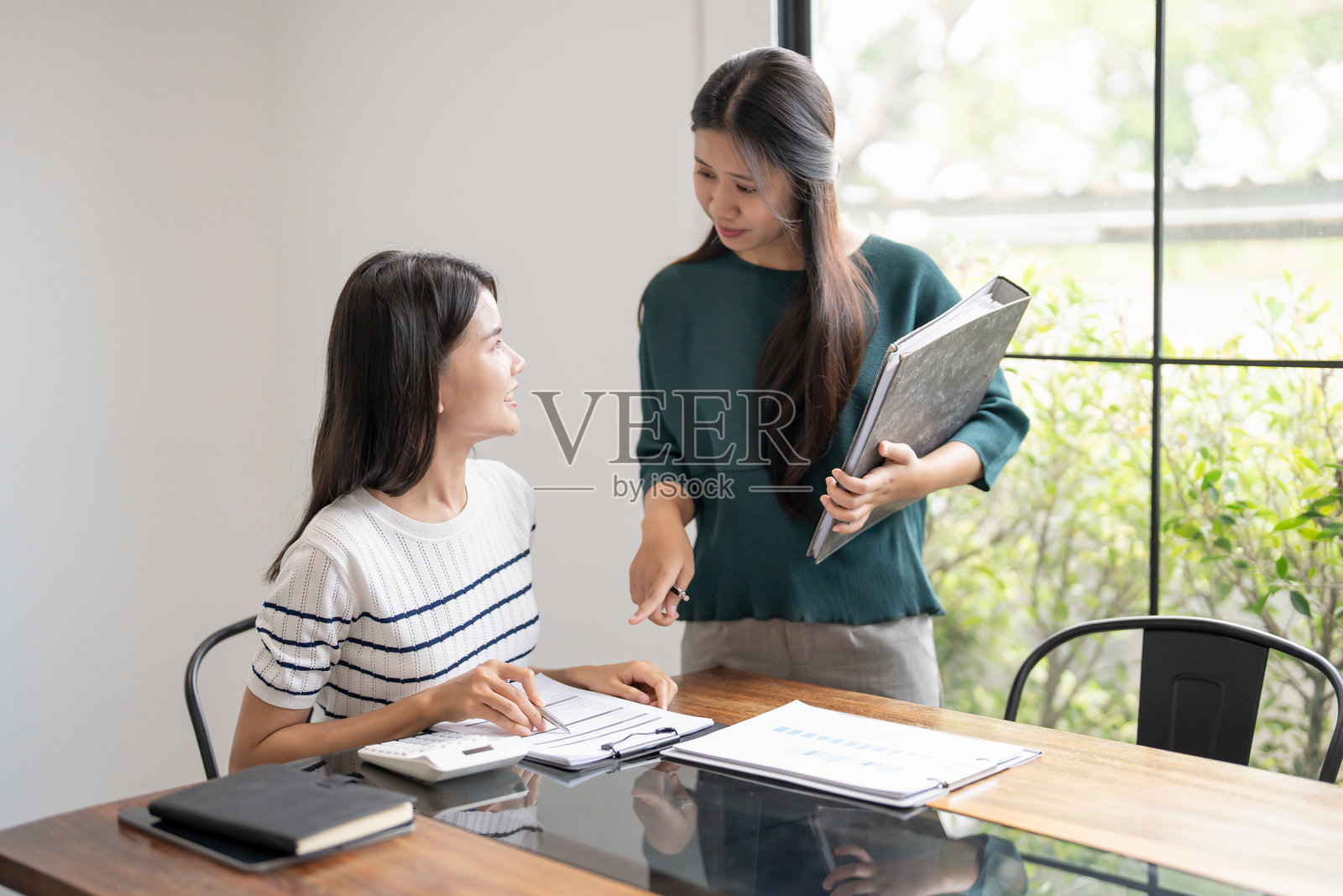 亚洲女商人与专业投资者讨论新创业项目的设计理念。女商人共同合作的会议概念。照片摄影图片