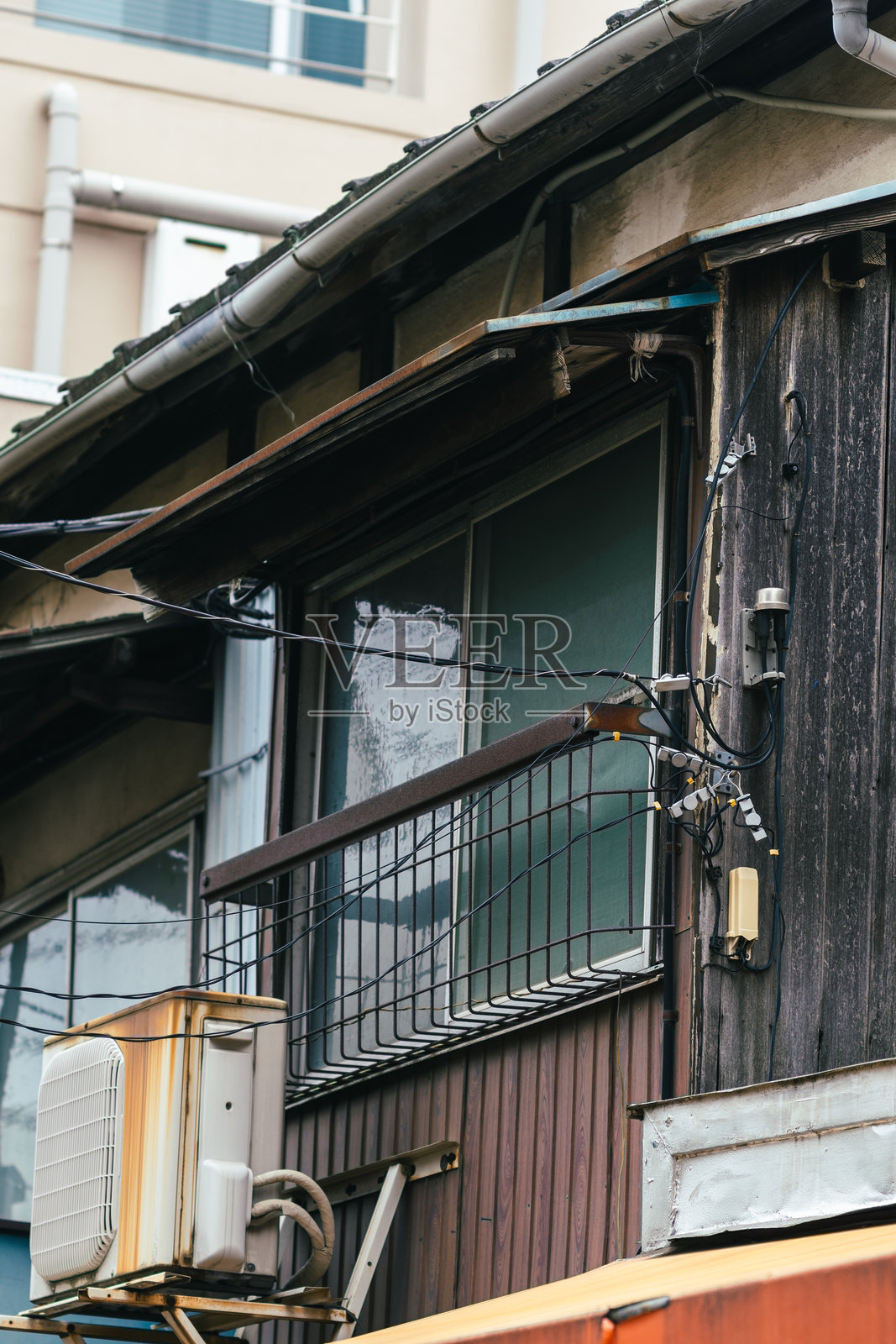 老旧木制日本房屋的二楼窗户照片摄影图片