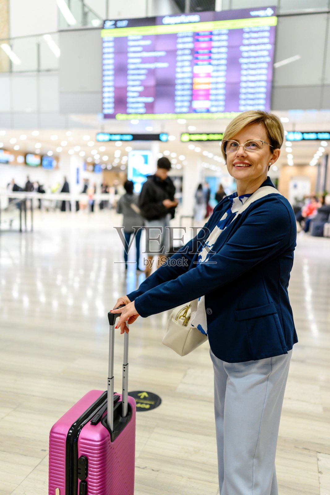 查看航班时刻表照片摄影图片