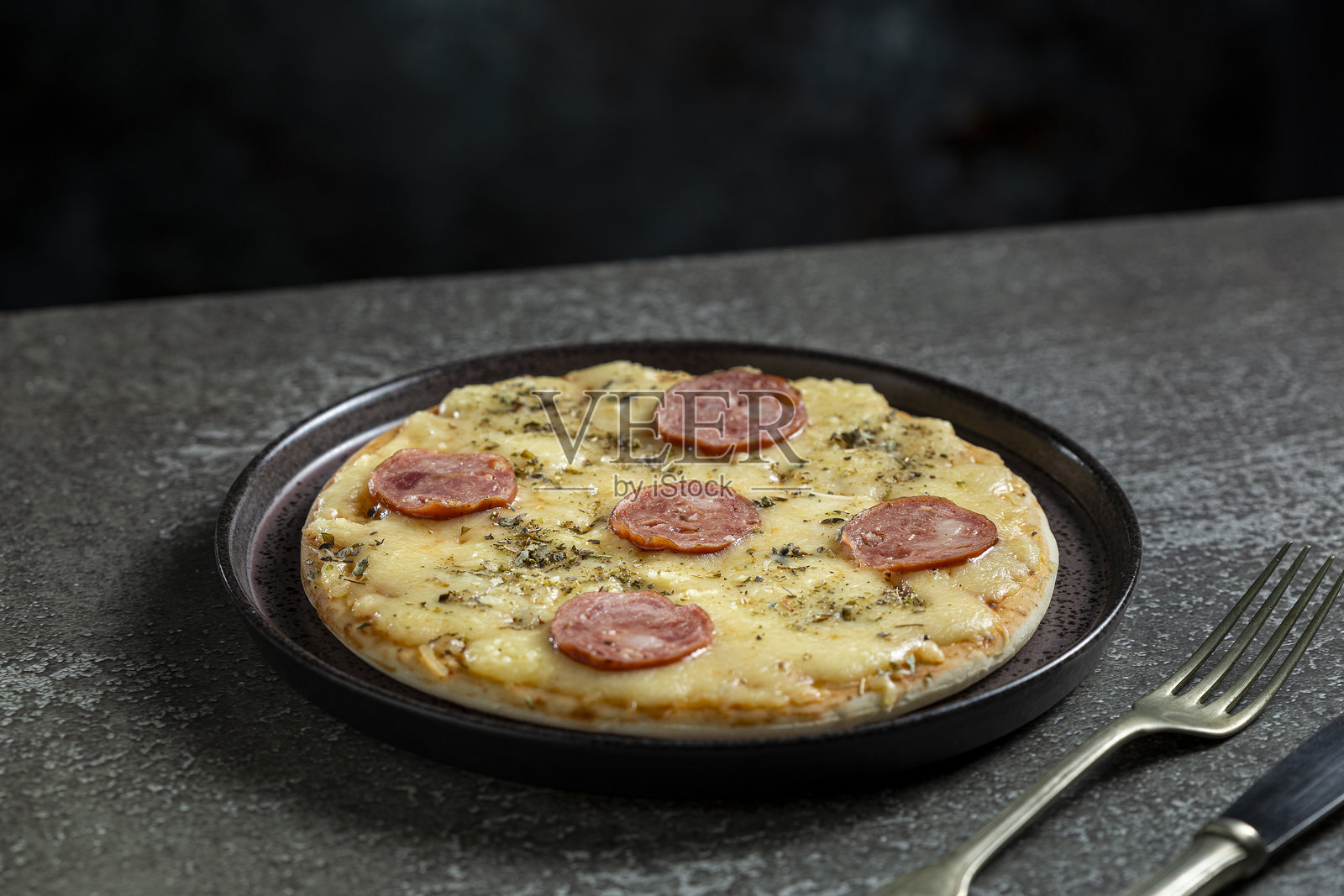 小份个人披萨。卡拉布里亚香肠披萨。照片摄影图片