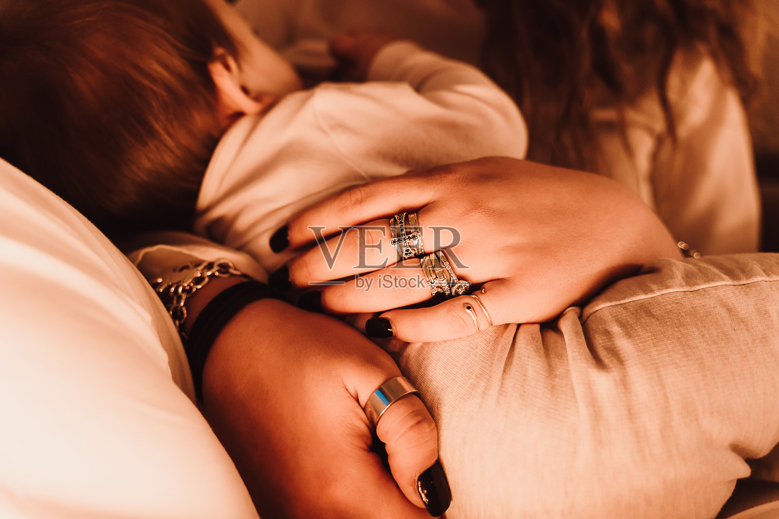 温暖环境中母子之间的深情拥抱照片摄影图片