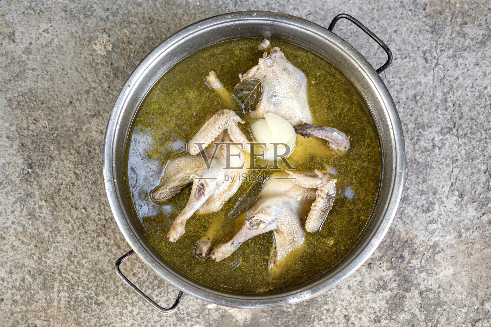 木炉上的鸡肉炖菜照片摄影图片