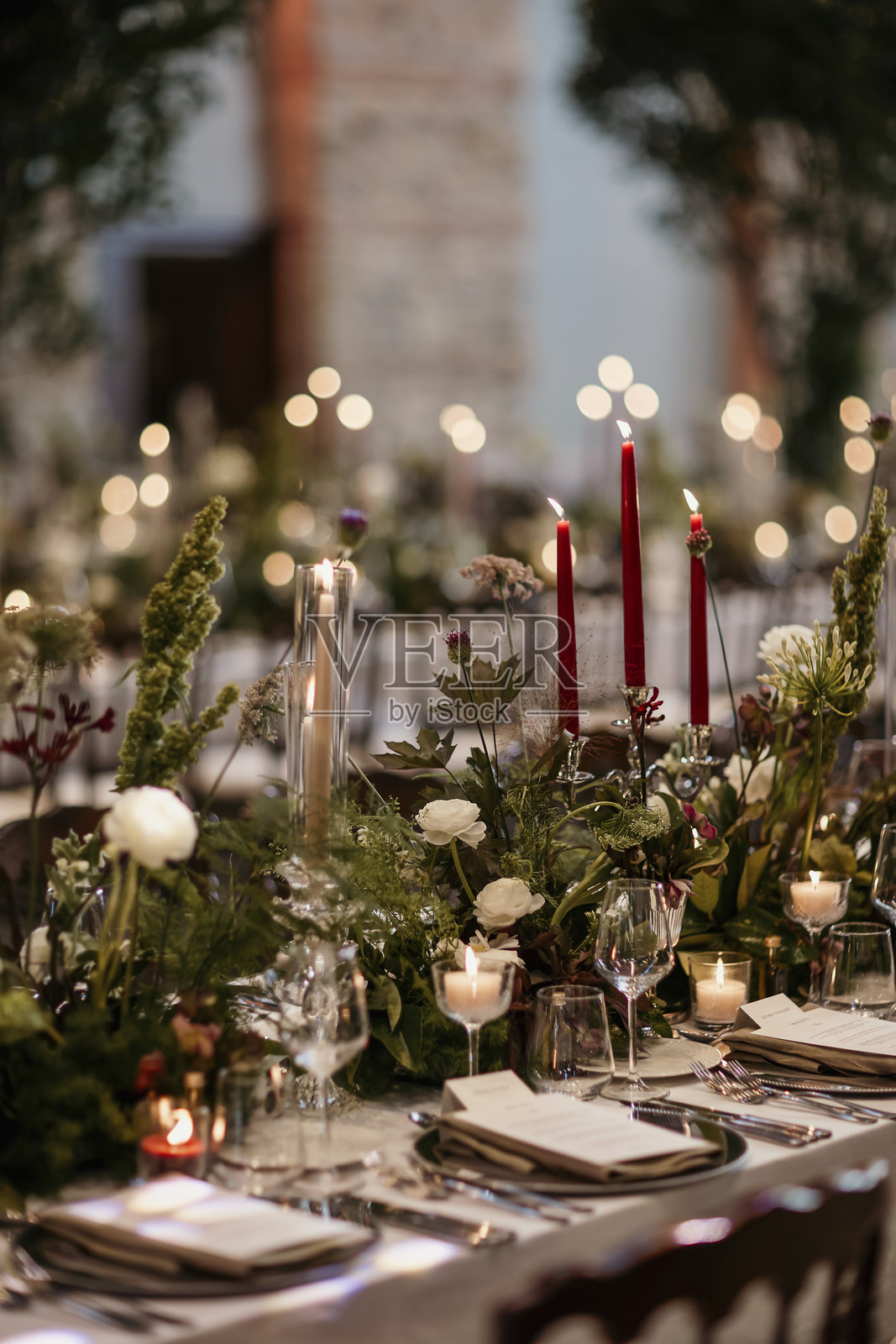 优雅的婚礼接待布置,配有花卉装饰和烛光。照片摄影图片