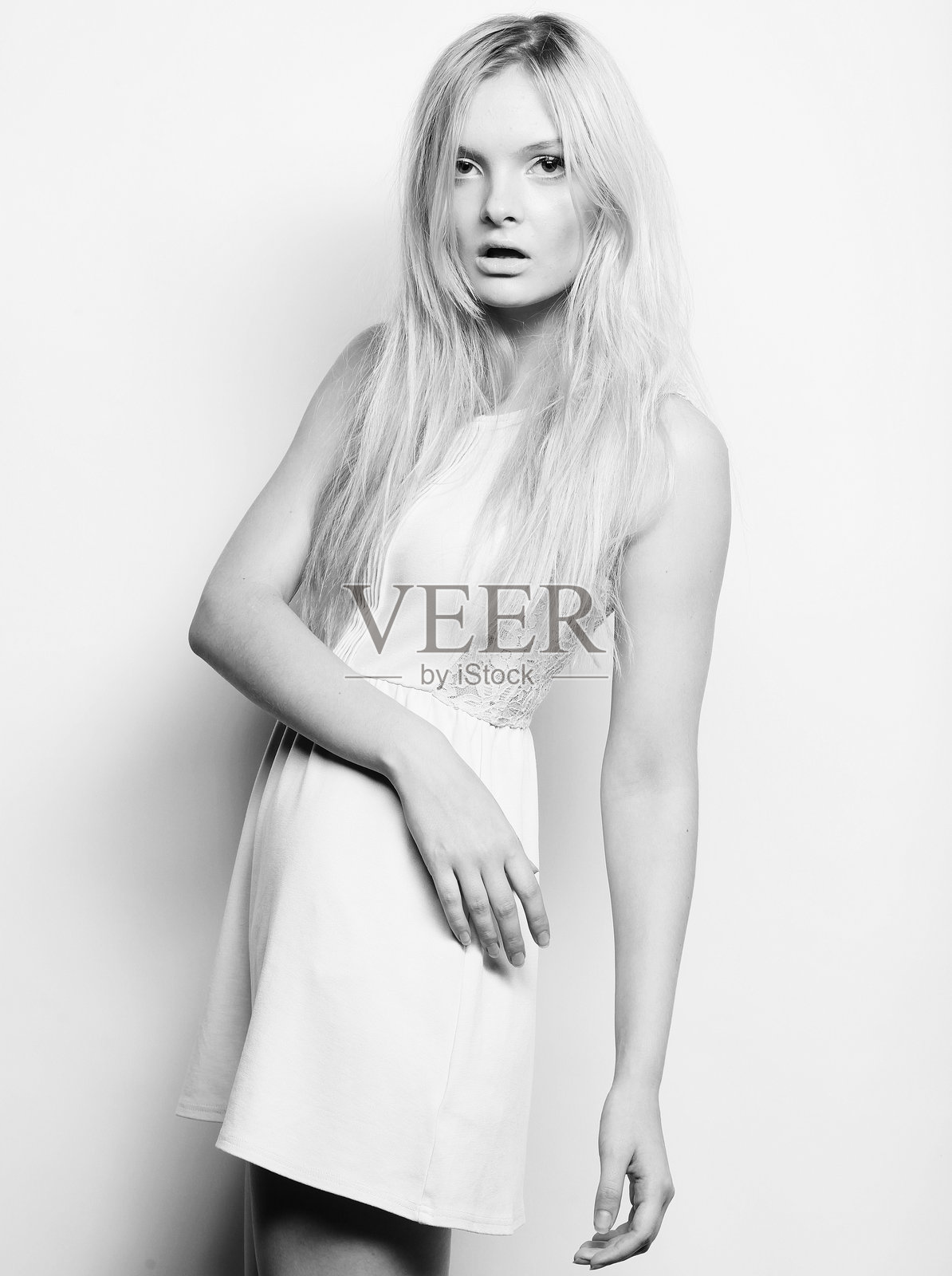 年轻时尚的金发女性照片摄影图片