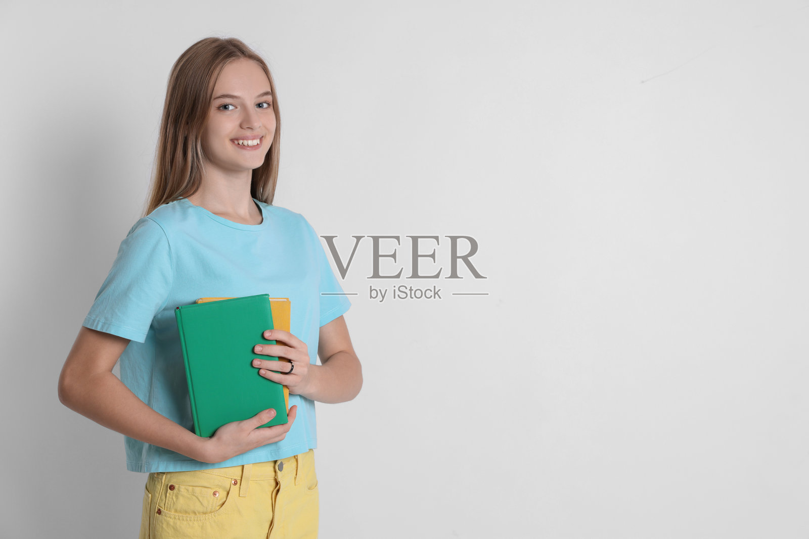 白色背景上的少女与书籍,留有文字空间照片摄影图片