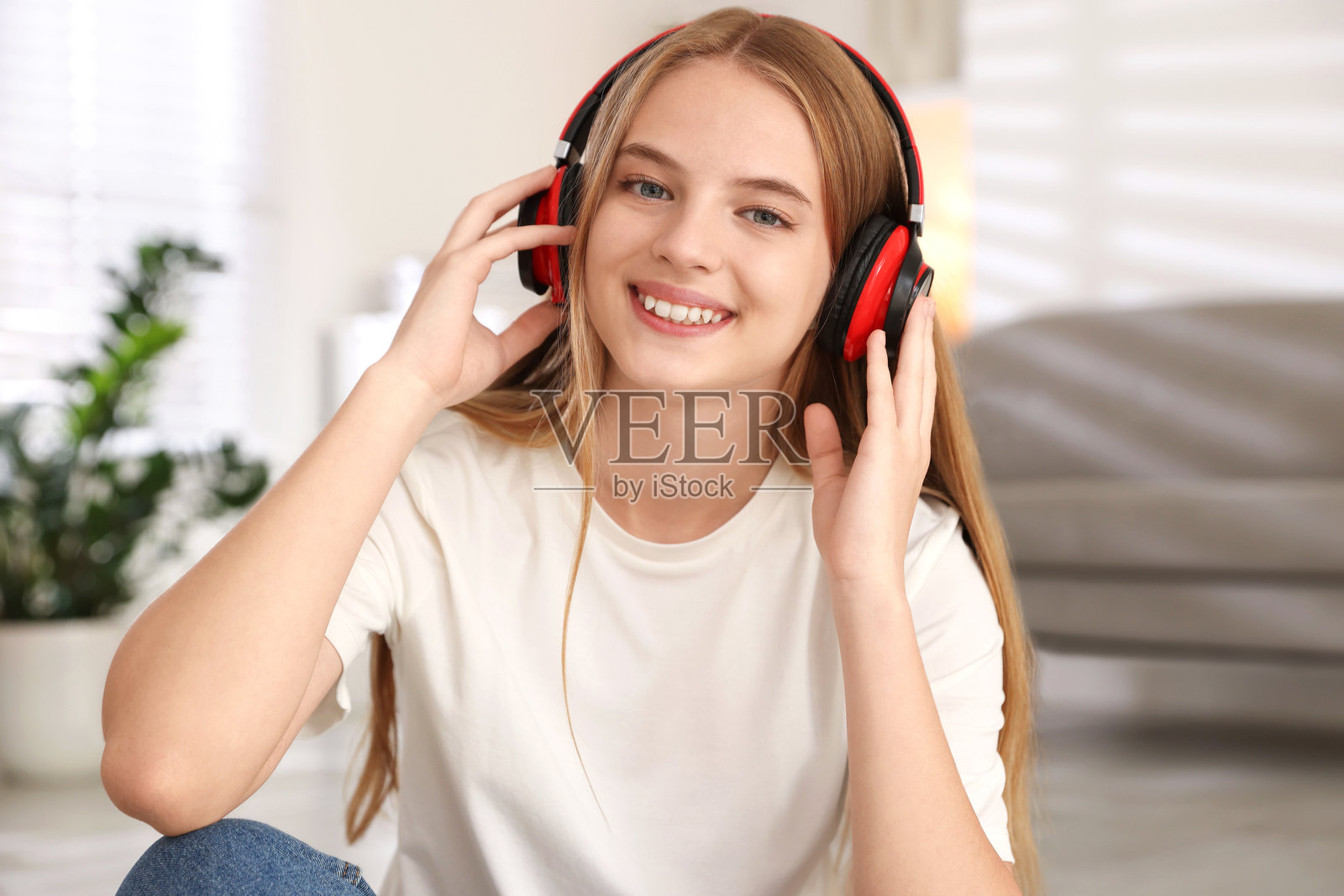 在家中戴着耳机的少女肖像照片摄影图片