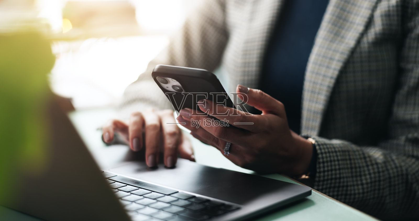 手、商务女性与笔记本电脑、手机,展现创造力、沟通和互联网。数字应用,职场中的人或员工,使用电脑或智能手机进行SEO或电子邮件反馈。照片摄影图片