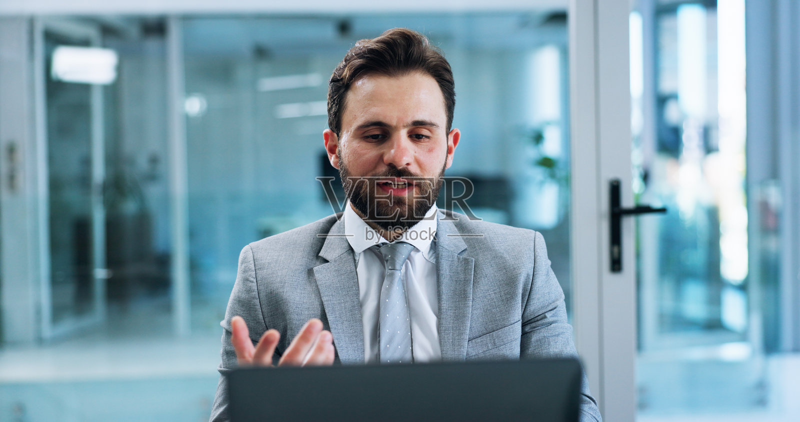 商务,视频通话或办公室中的男性,网络研讨会或在线会议,进行投资演示。个人,会计师或专业讨论,谈话或虚拟研讨会,关于预算报告或反馈。照片摄影图片