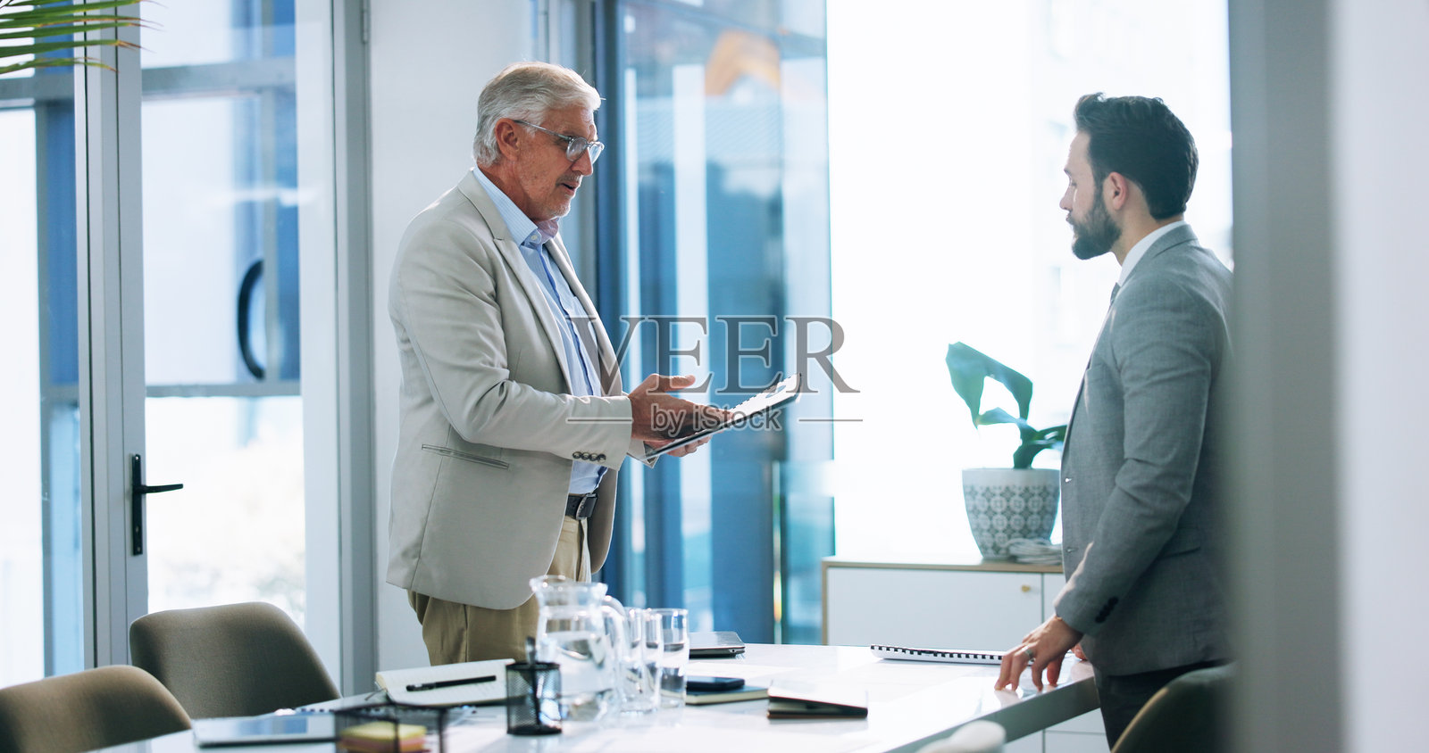 讨论、老板与员工的反馈,办公室和包含推介或销售经理信息的文件。企业、首席执行官以及关于文件提案的建议,讨论或与有商业想法的人交流。照片摄影图片