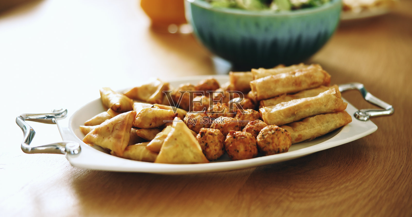 文化、美食和开斋节祝福,餐桌上的菜肴,营养丰富,萨莫萨和伊斯兰节庆祝活动。穆斯林假日,斋月开斋和家庭聚餐的特写,庆祝开斋节。照片摄影图片