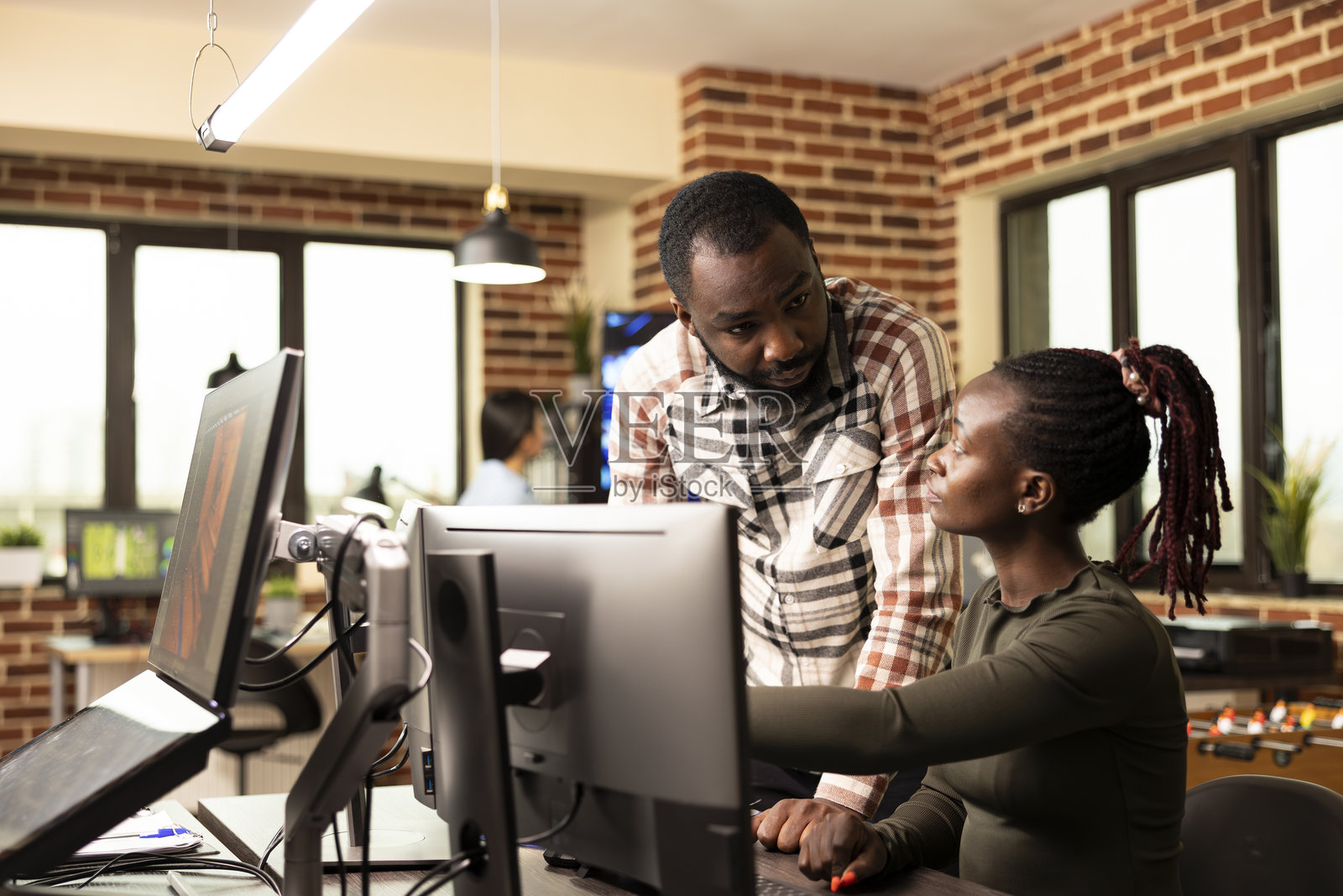 经理讨论产品设计创意照片摄影图片