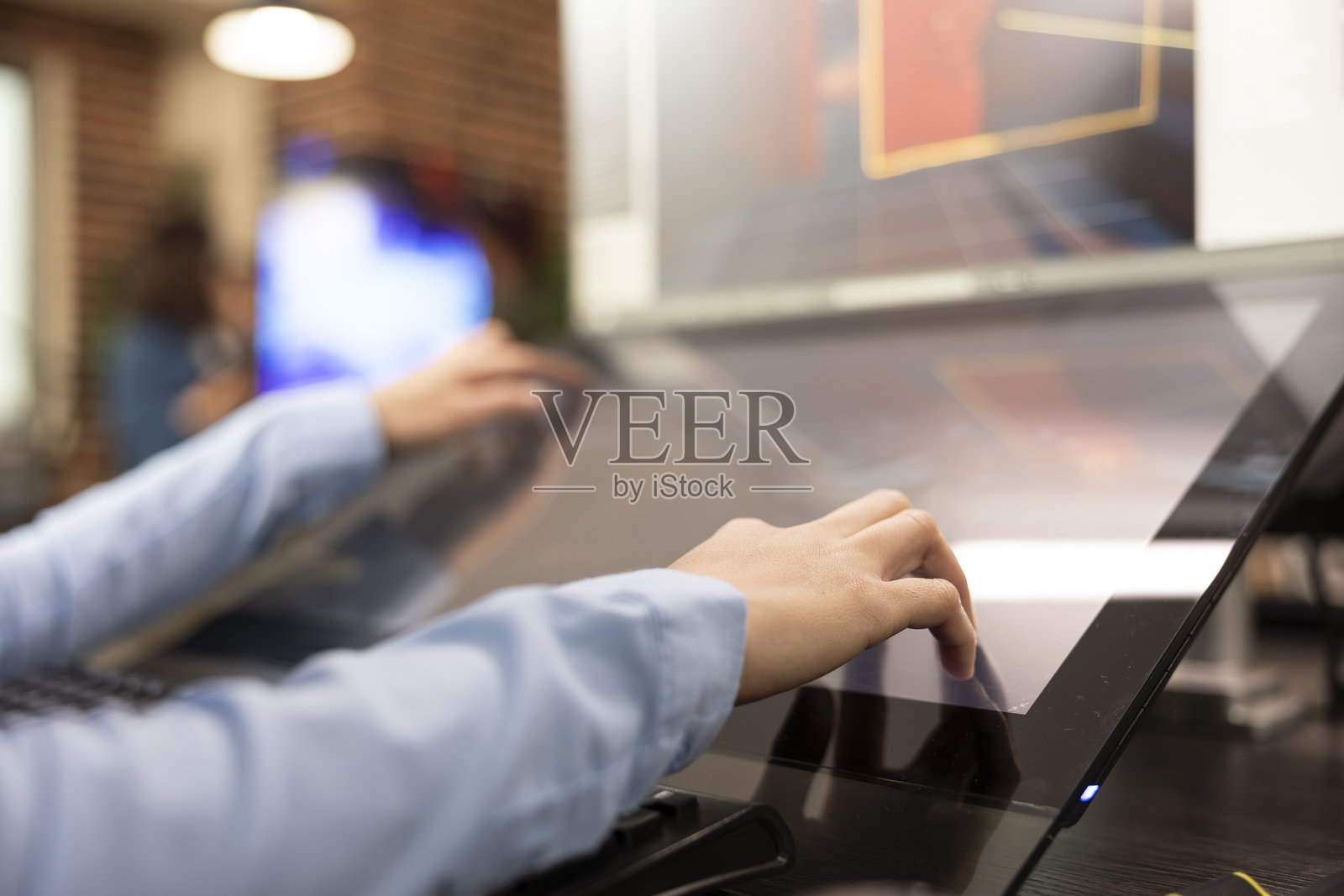 图形专家使用触摸屏显示器照片摄影图片