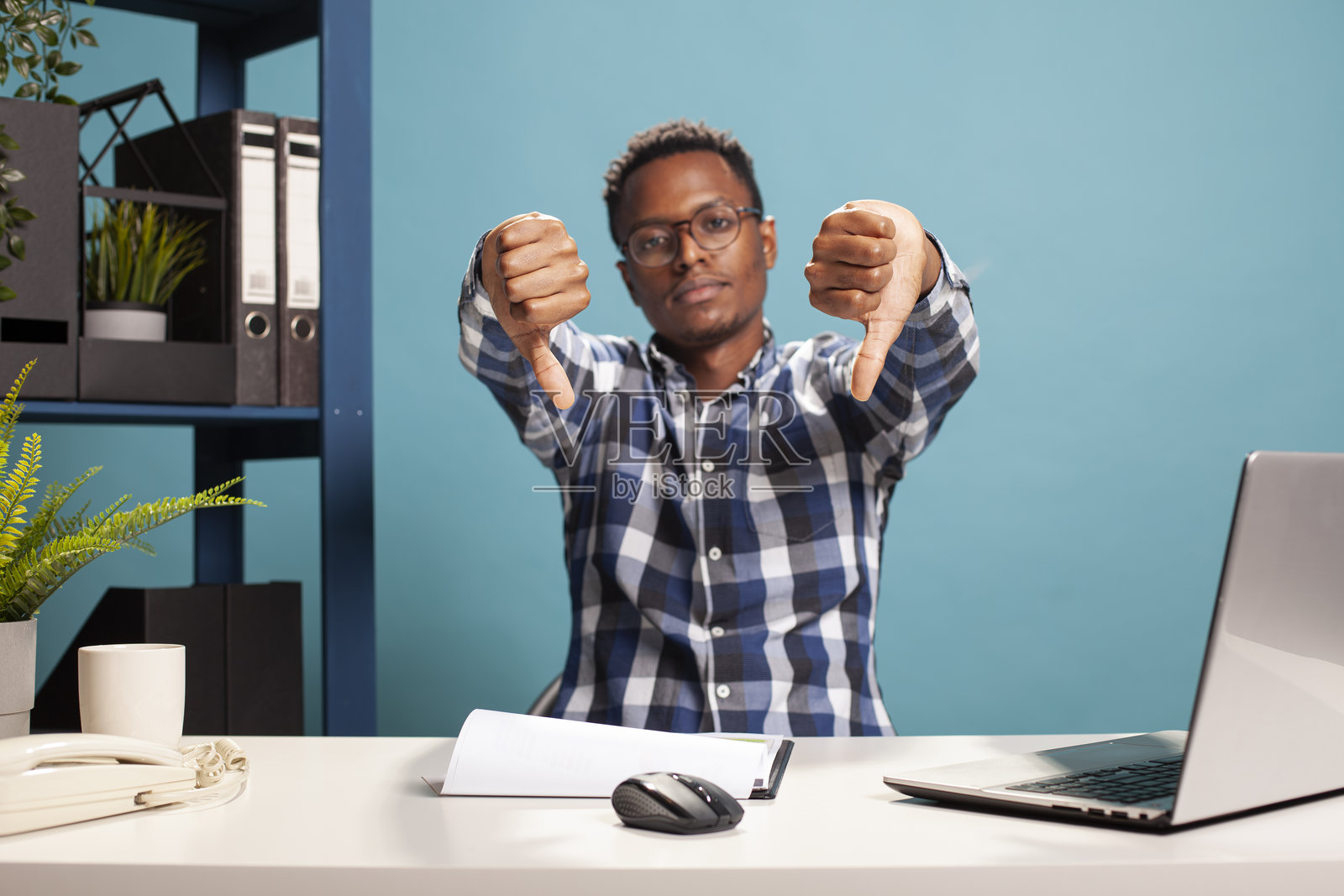 经理做出拒绝的手势照片摄影图片