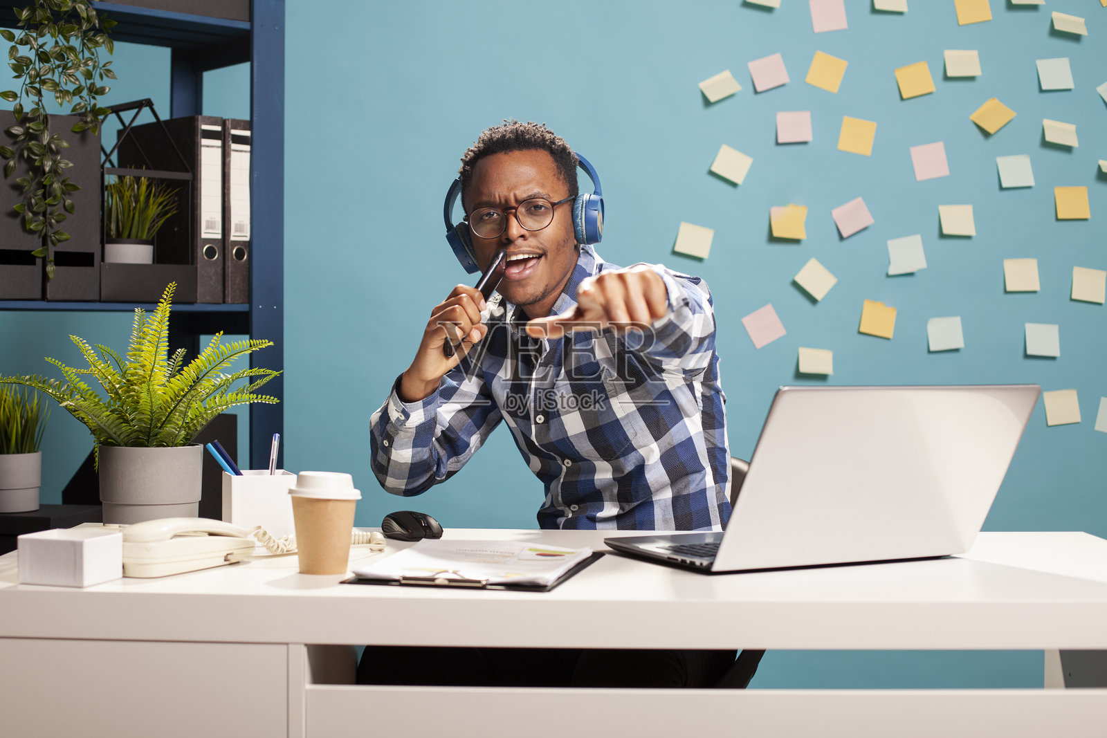 商人用手机录制歌曲照片摄影图片