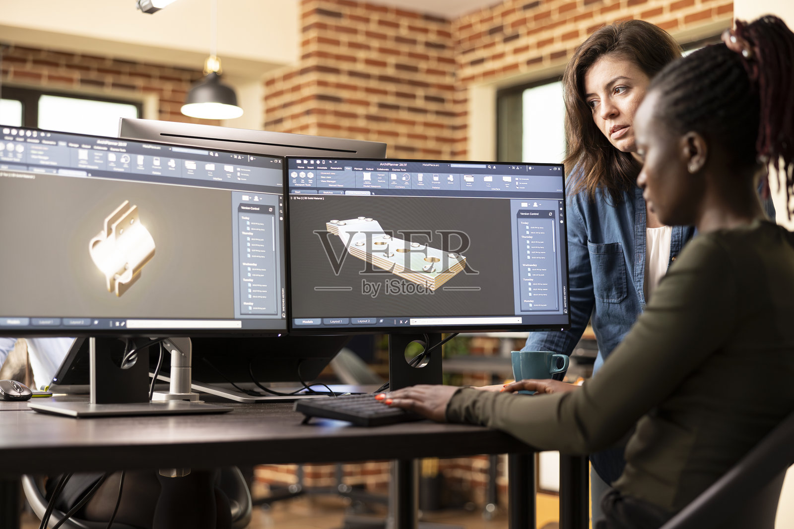 女性工程师在桌子上合作照片摄影图片