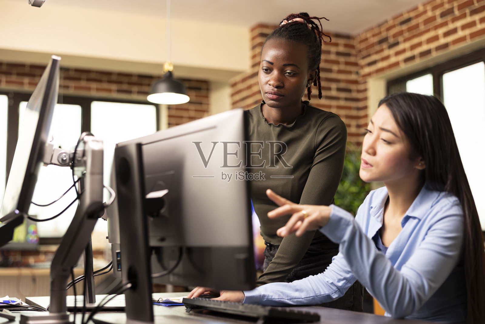 女性设计师正在审查更新内容照片摄影图片