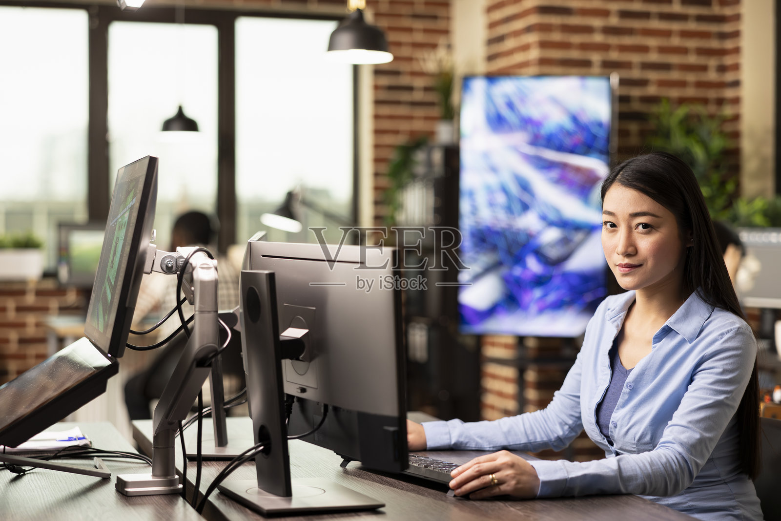 亚洲办公室工作人员看着镜头照片摄影图片