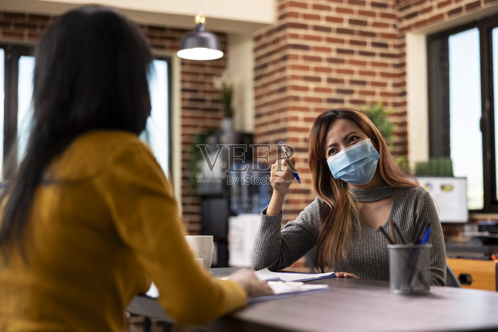 办公室会议桌上的女商人们照片摄影图片