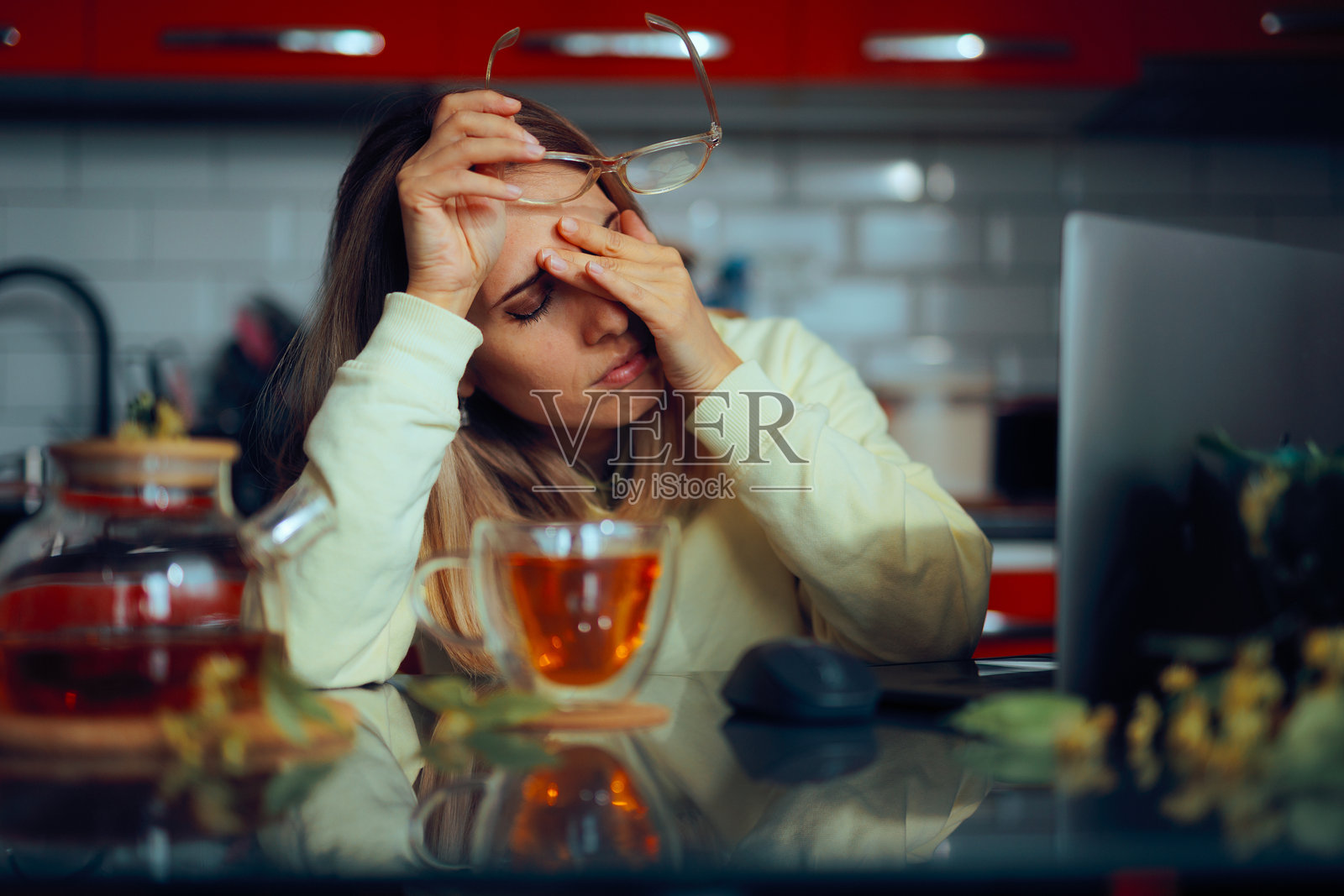 压力大的女性在家工作时喝茶放松自己照片摄影图片