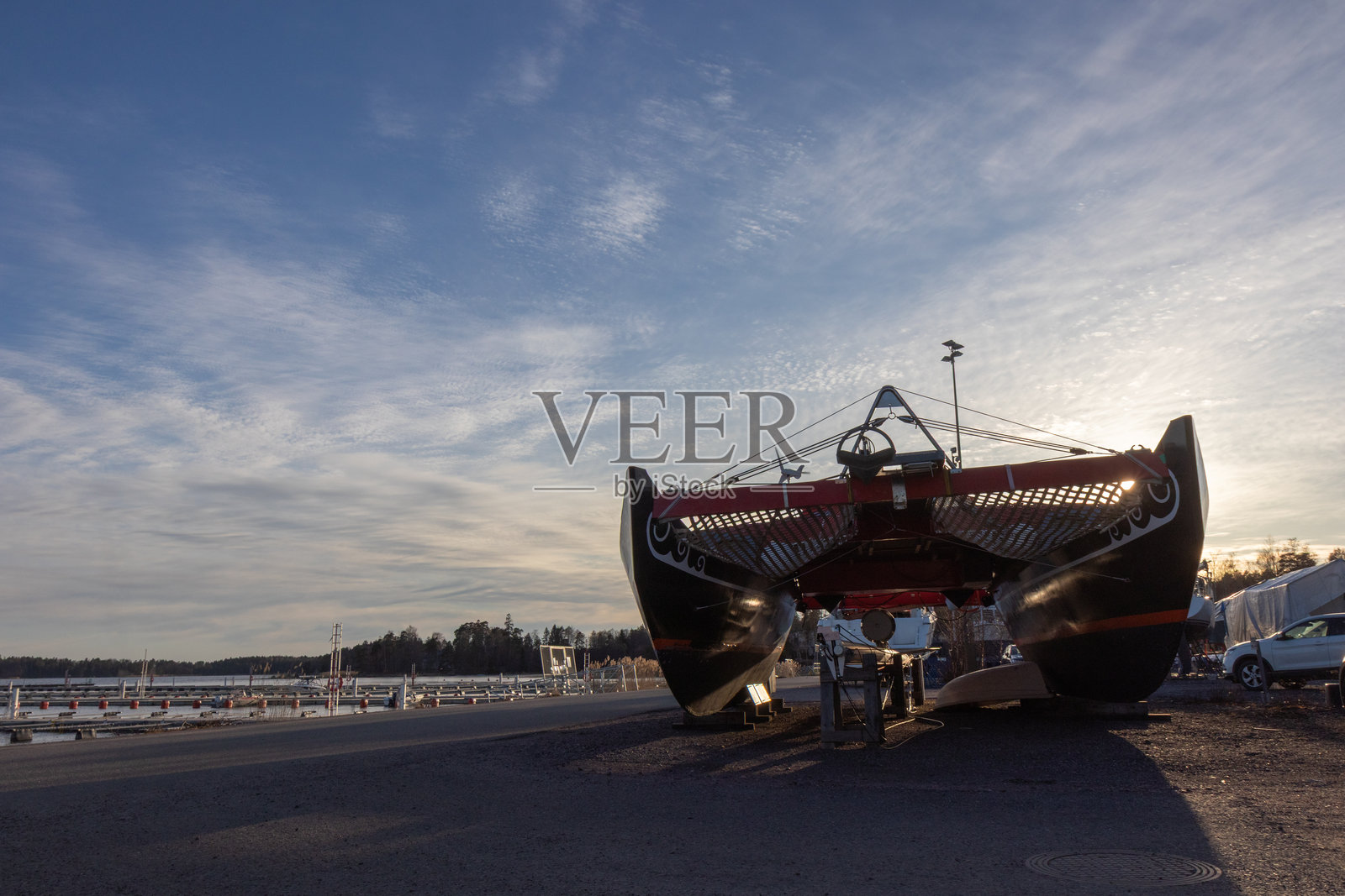 冬季存放在水面之外的船只,芬兰Suomenoja的帆船冬季储存,冬季化,北方国家的短暂季节,寒冷条件照片摄影图片