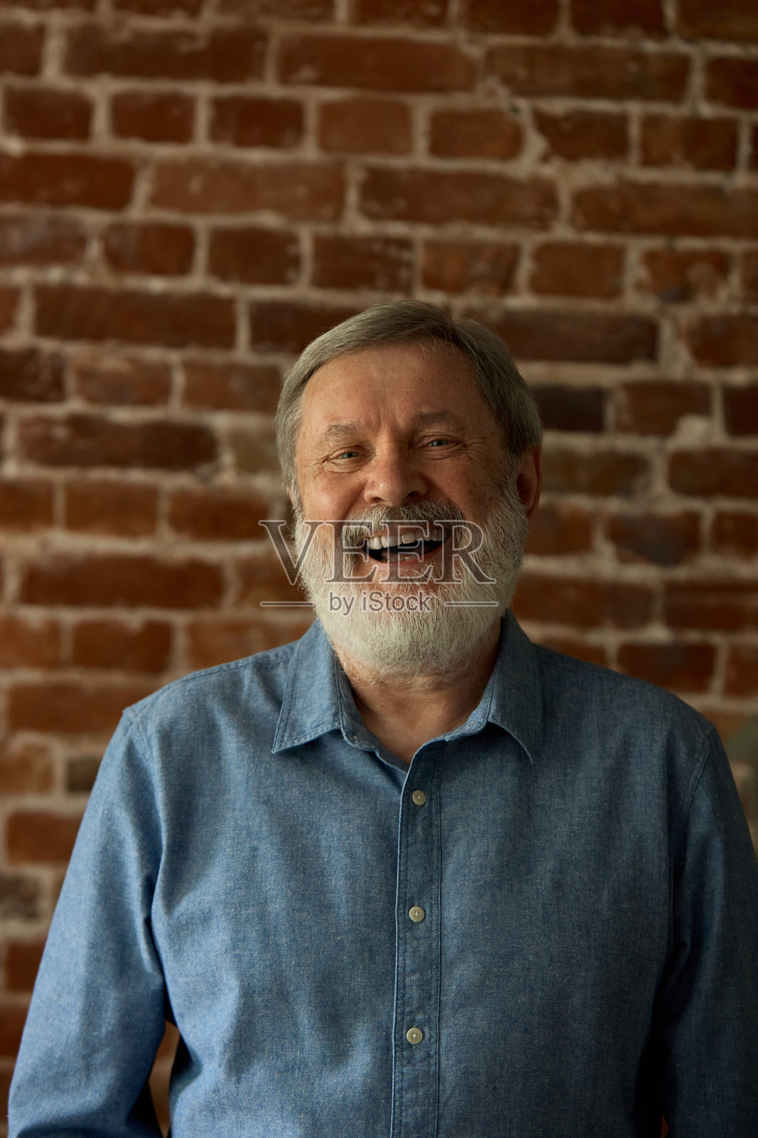 友好的力量。老年男子微笑着看向镜头,脸上带着轻松的表情和亲切的气息。照片摄影图片