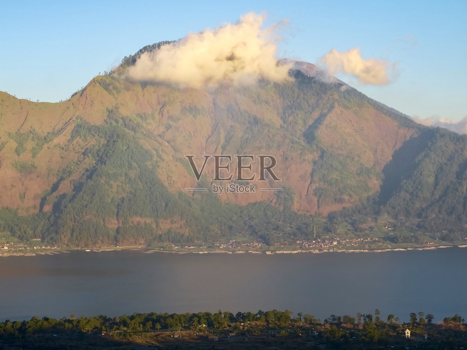 巴厘岛日落时的火山口湖照片摄影图片