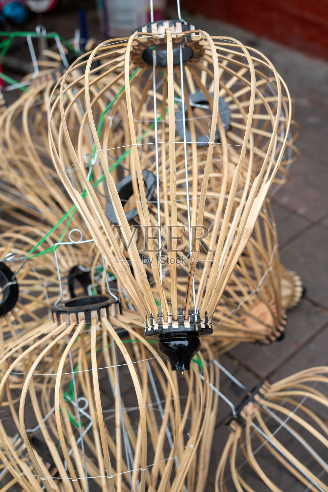 一组藤制灯具优雅地摆放在木桌上照片摄影图片