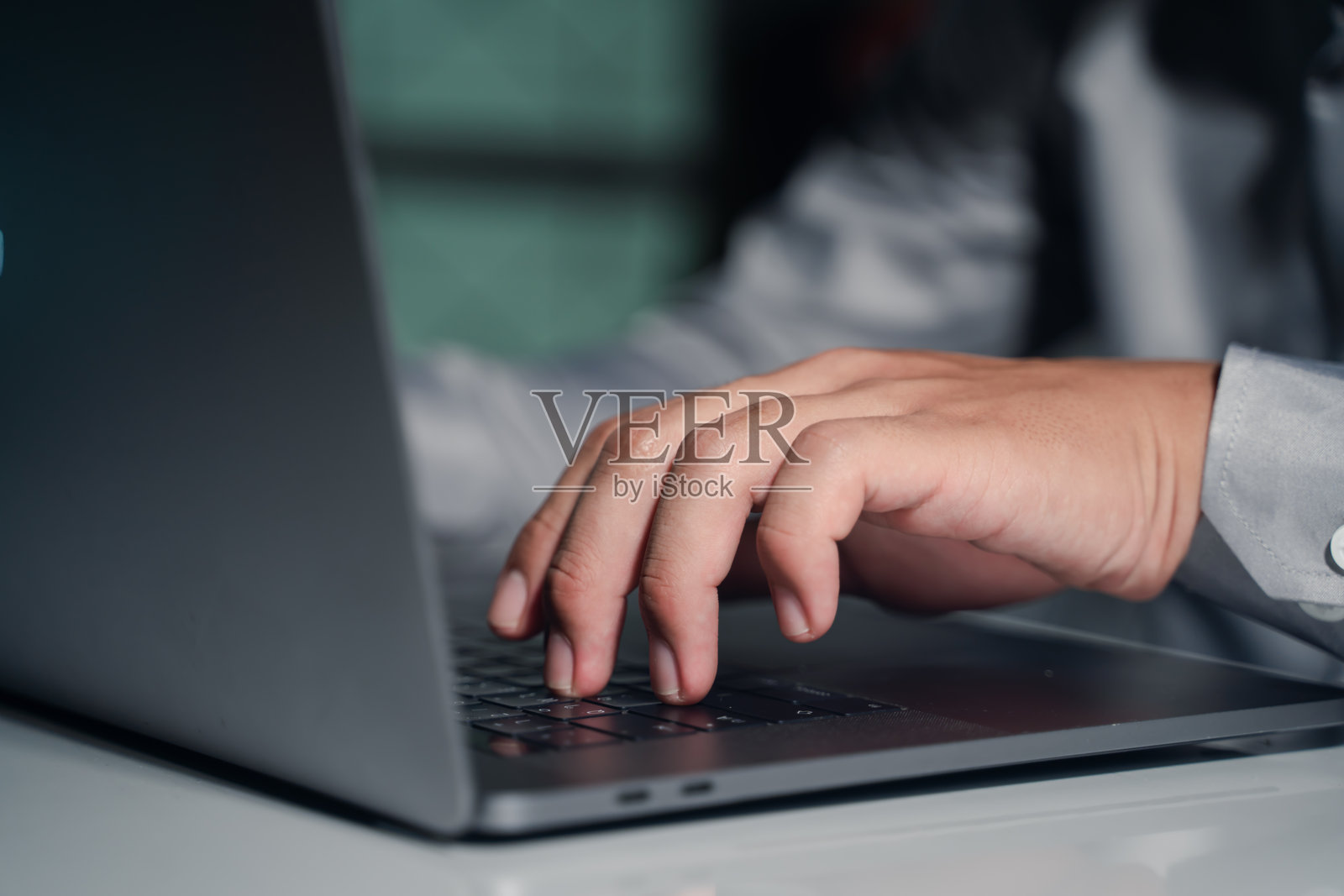 亚洲商人在办公室使用笔记本电脑计算商业税和财务数据照片摄影图片