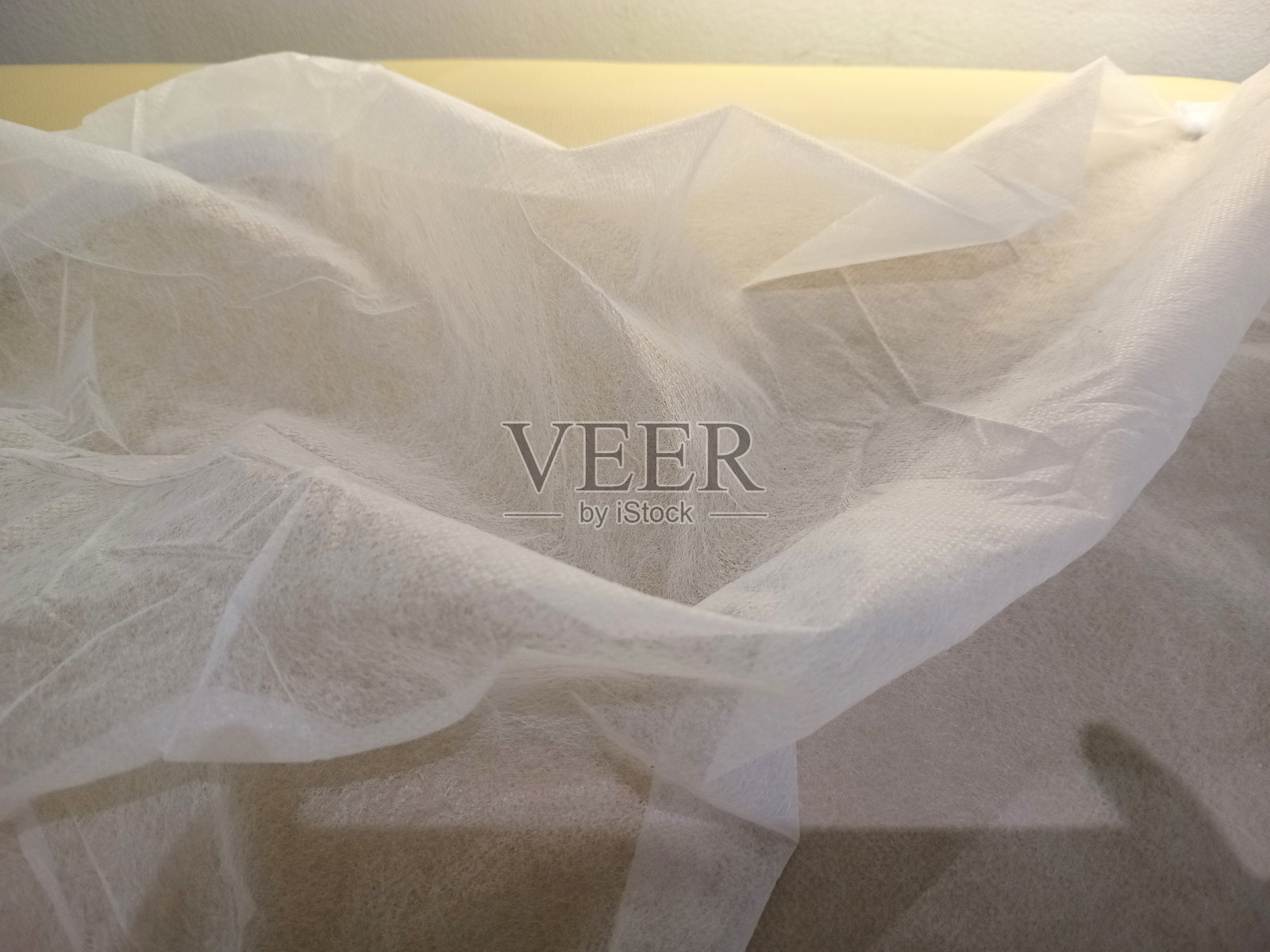 轻柔透明的白色面料轻轻垂挂照片摄影图片