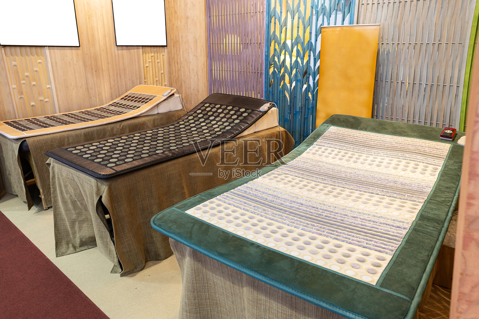 一个石疗水疗室,温暖的灯光促进放松和健康。照片摄影图片