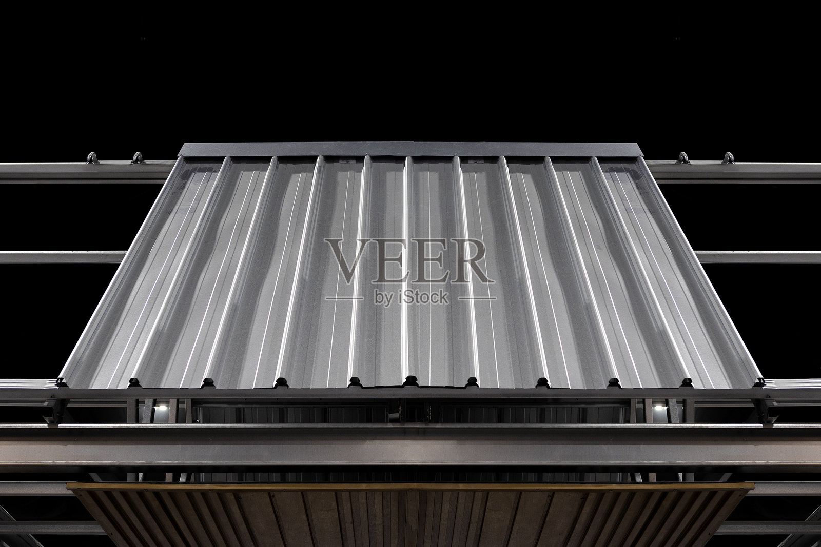 在钢梁上安装了镀锌屋顶。照片摄影图片