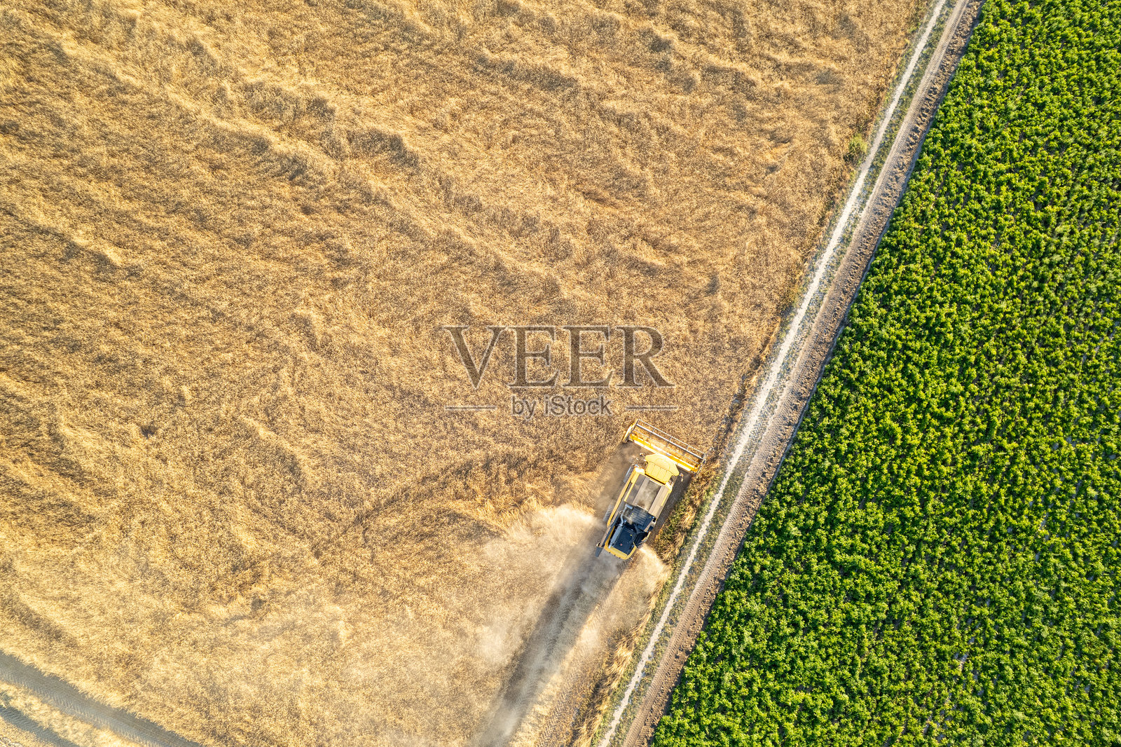 农业和耕作的俯视图,展示田地的分割。农业景观从上方看,展现出几何图案和耕作田地之间的边界。照片摄影图片