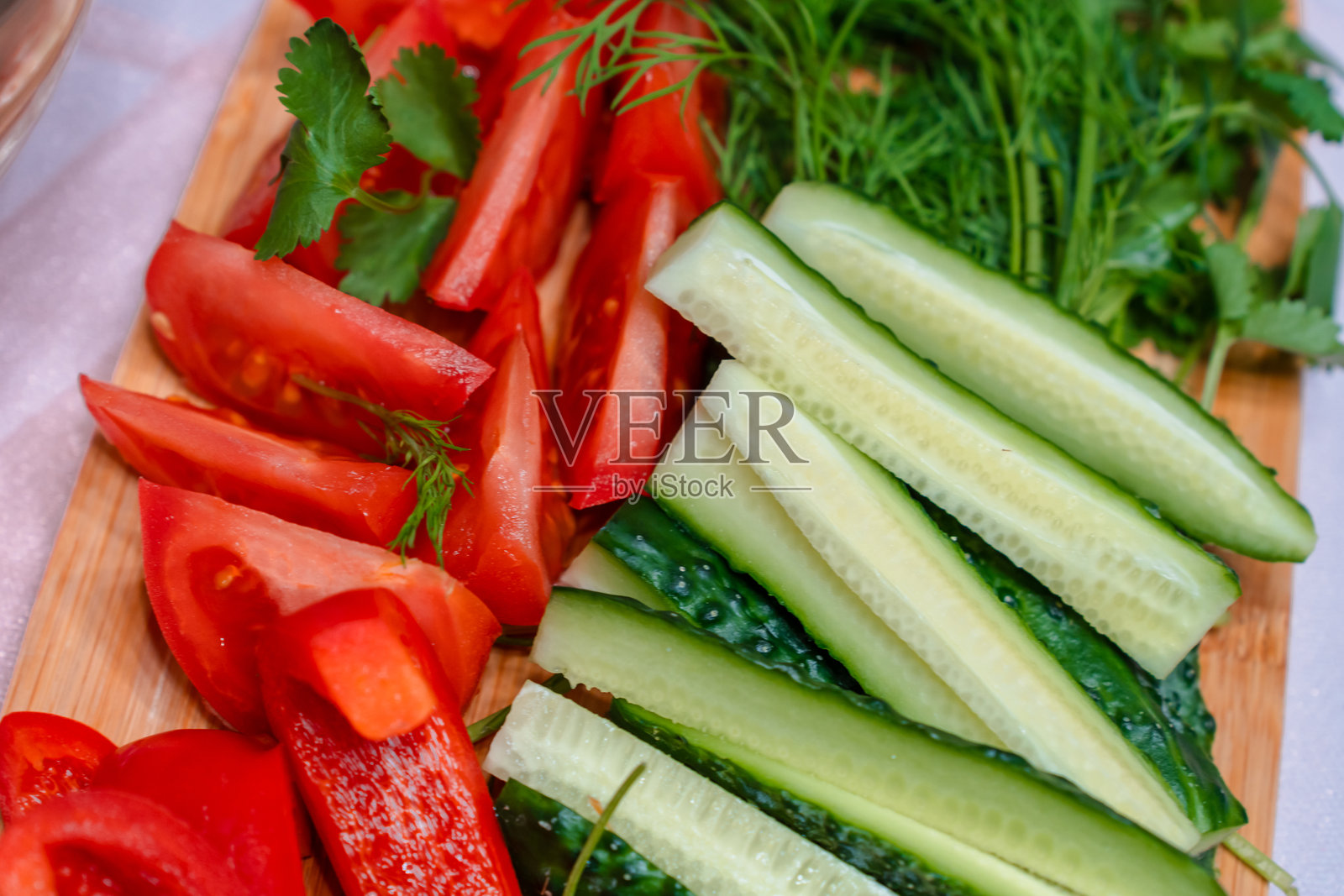 蔬菜盘,包含西红柿和黄瓜,健康饮食,营养丰富照片摄影图片