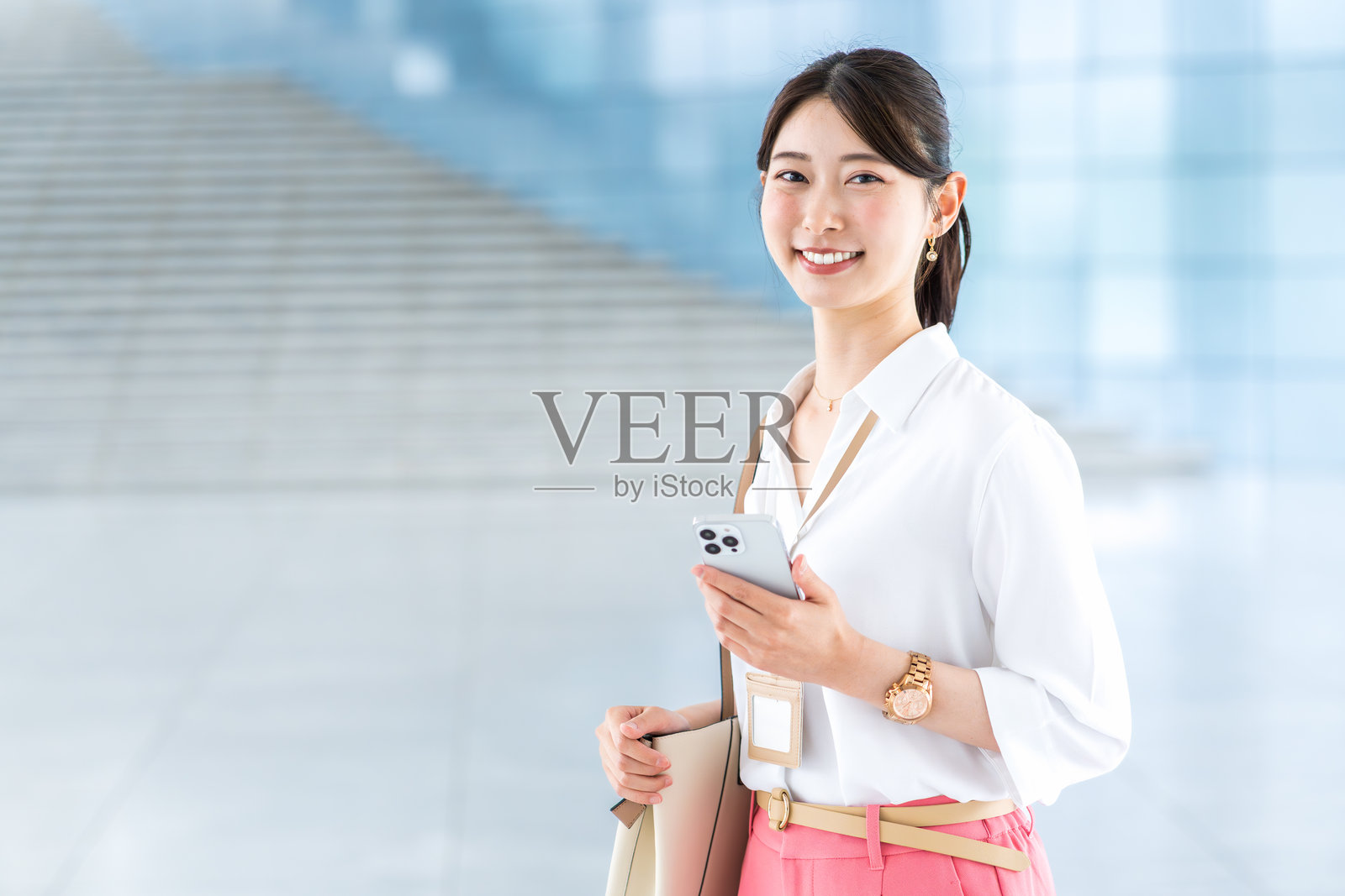 年轻女性在购物。照片摄影图片