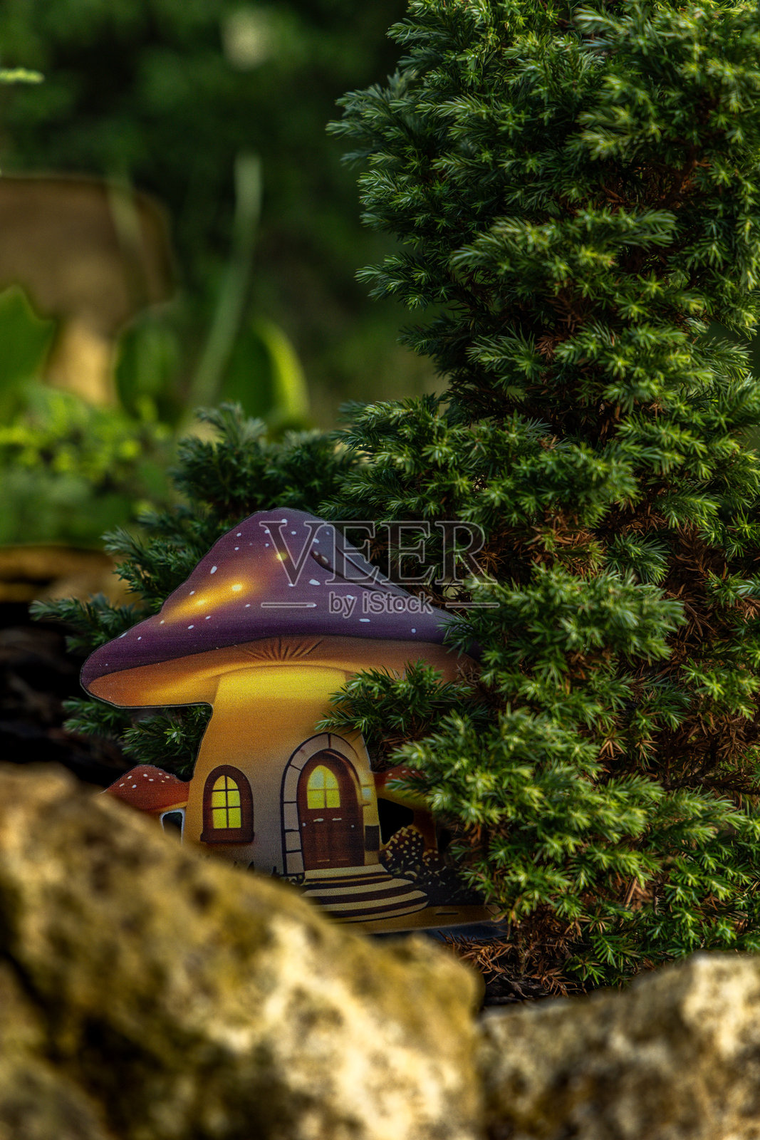 隐藏在花园中的小彩色精灵屋,巴巴雅嘎的房子,花园装饰品,照片摄影图片