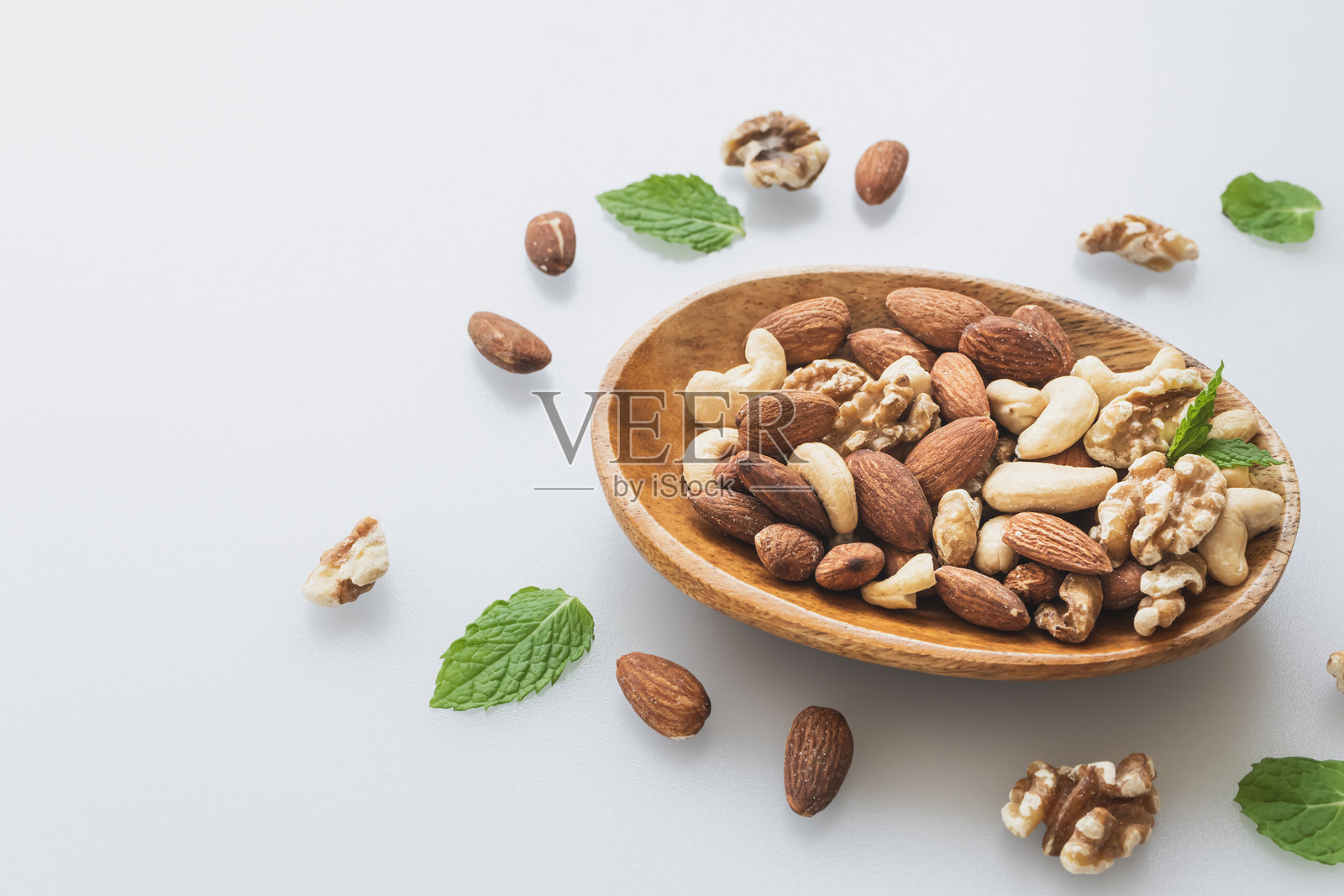 混合坚果在白色背景上。照片摄影图片