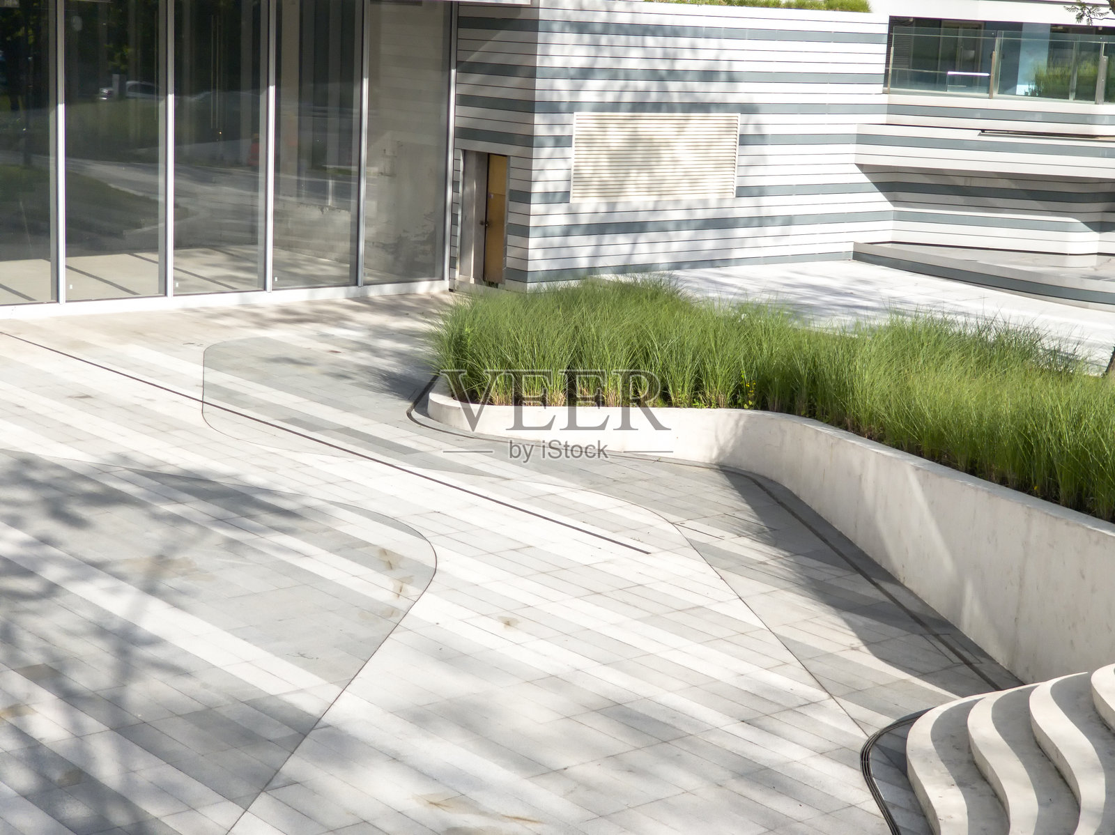 市中心街道现代建筑前的空旷混凝土地面。照片摄影图片