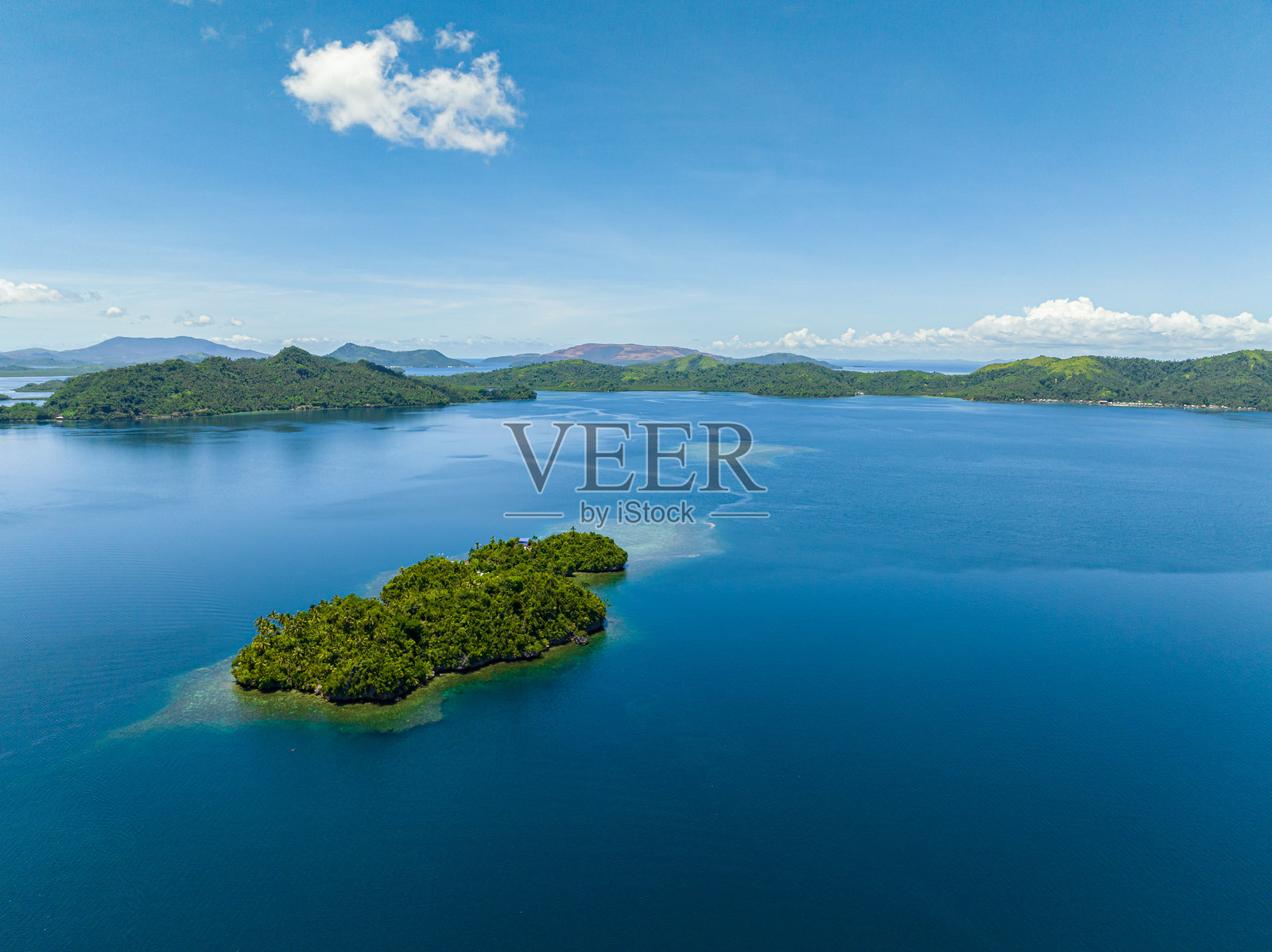 菲律宾热带岛屿的蓝色海洋鸟瞰图。照片摄影图片