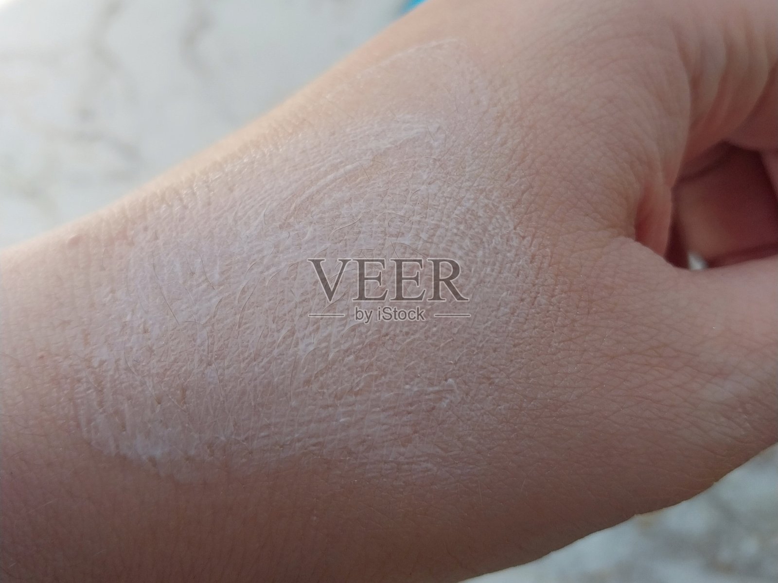 一个人的手上有白色物质的特写镜头照片摄影图片