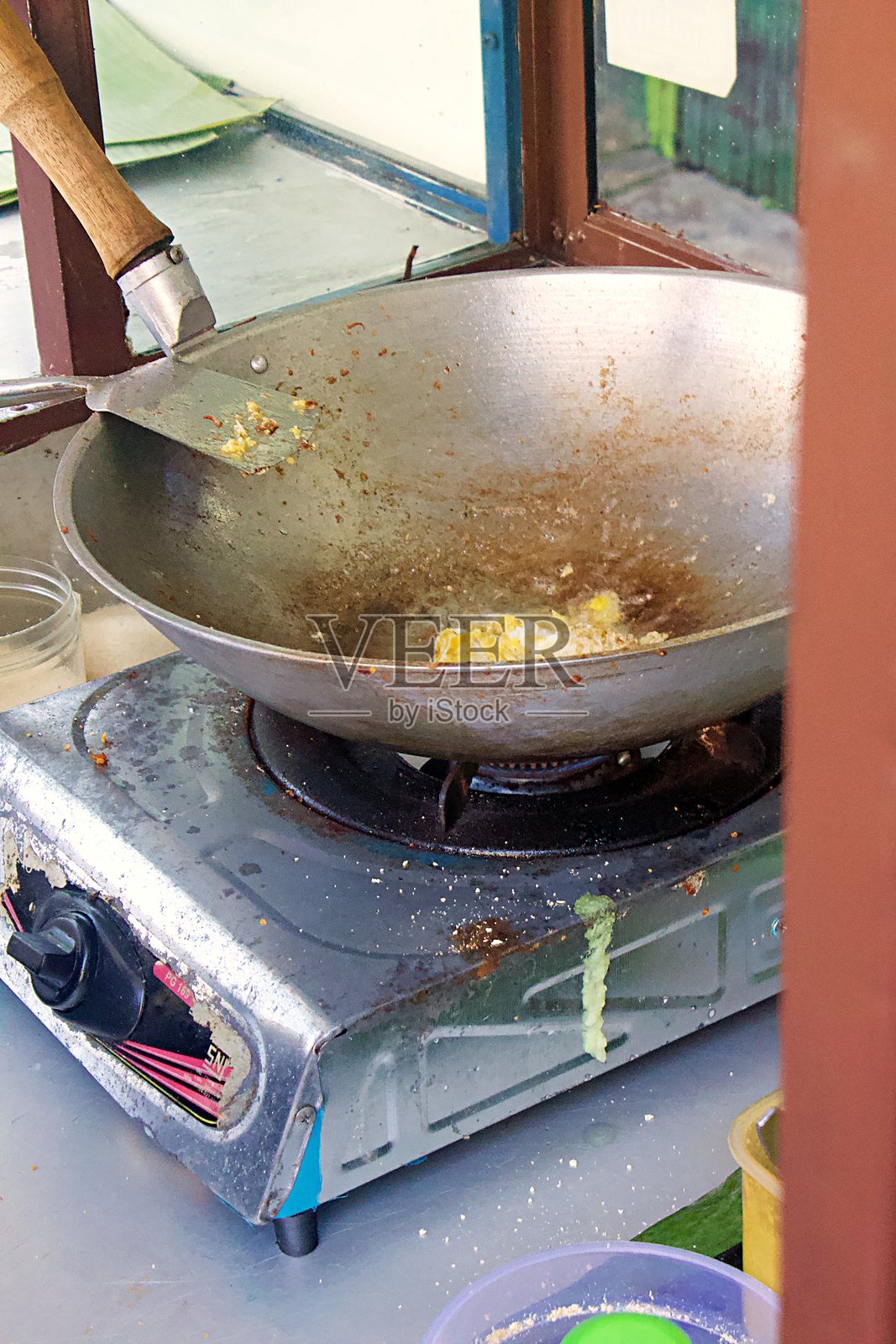 街头小贩在锅中烹饪印尼湿春卷照片摄影图片