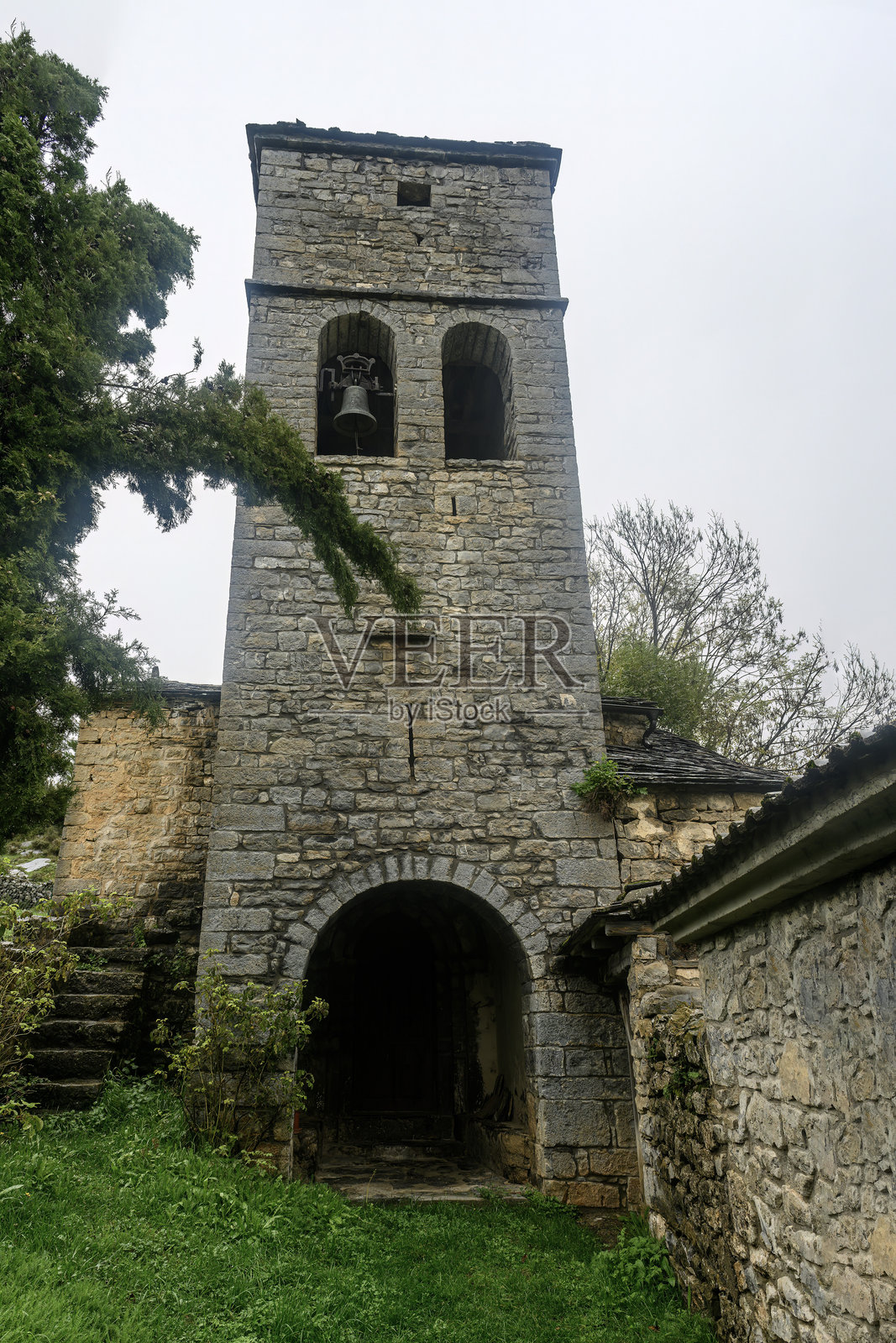 赫斯卡的圣安德烈斯·德·内林罗曼式教堂。照片摄影图片