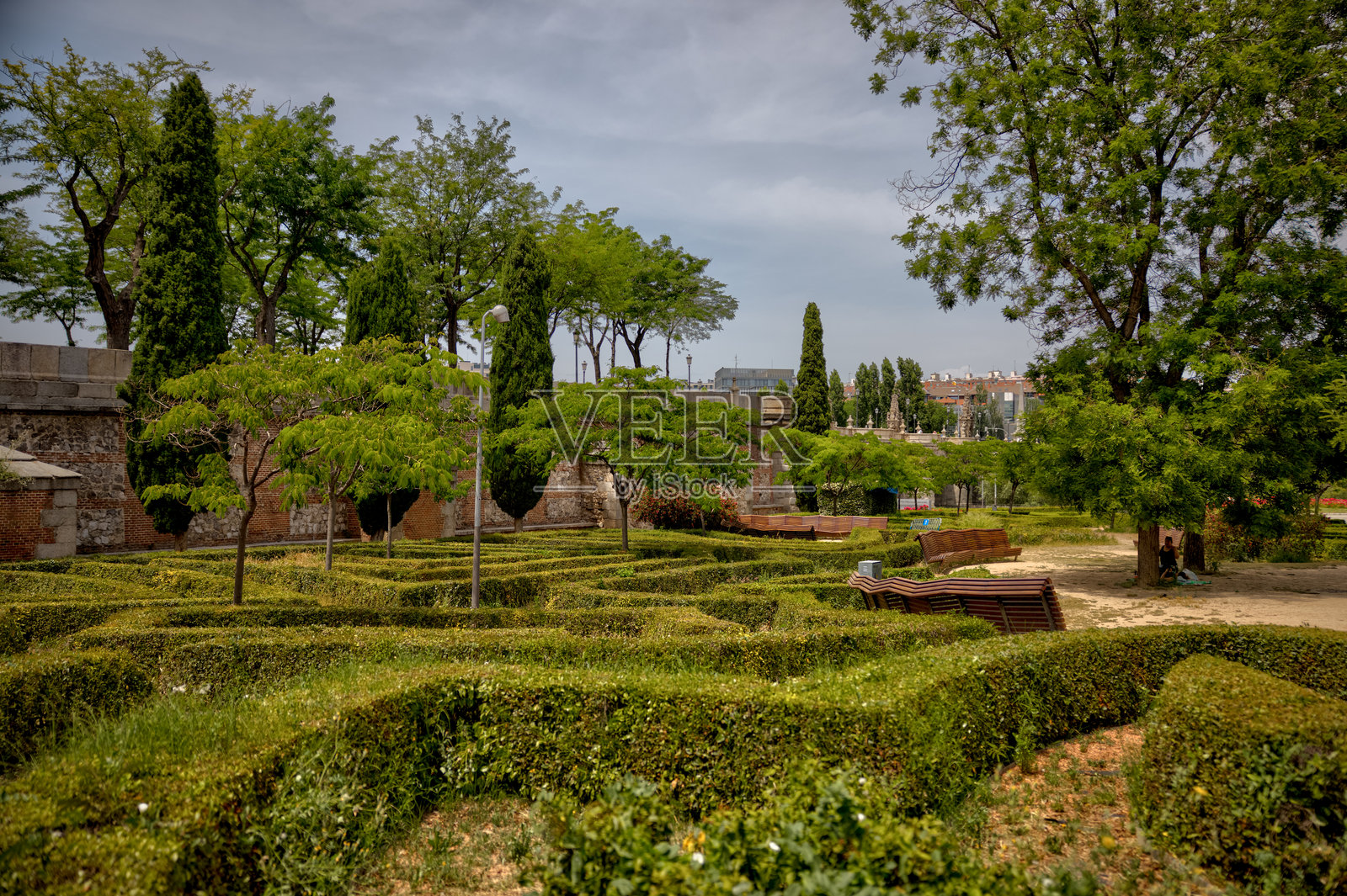 西班牙马德里曼萨纳雷斯河沿岸的马德里河公园中的人行道、公园和步行桥照片摄影图片