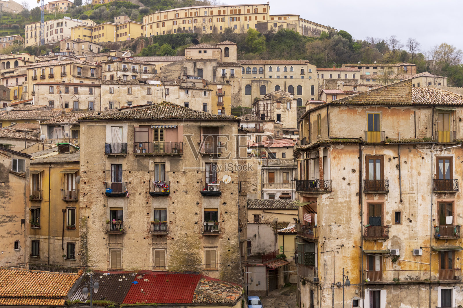 意大利,卡拉布里亚,科森扎。山坡上的老公寓楼。照片摄影图片