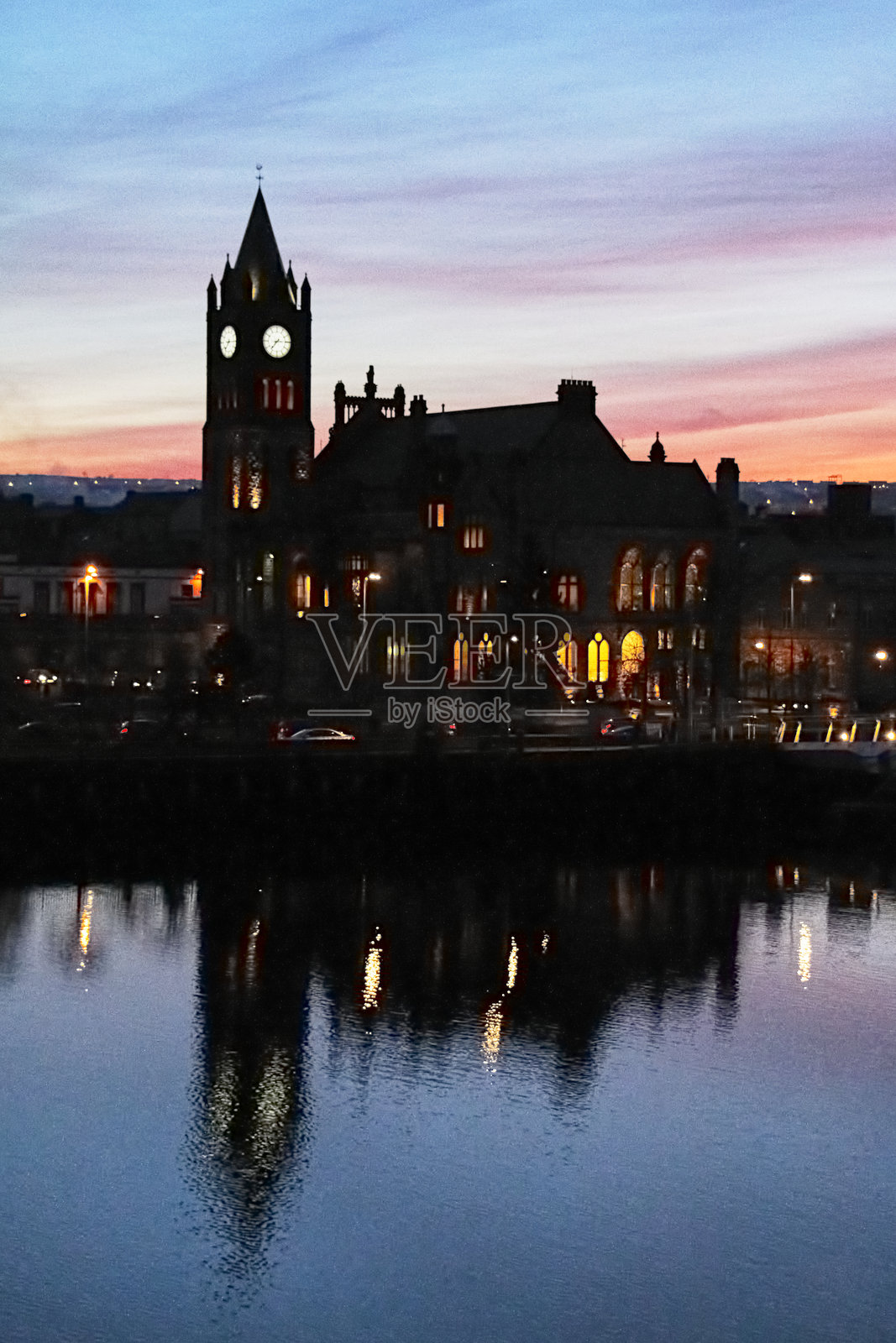 德里,北爱尔兰的黄昏时分,公会大厅的倒影照片摄影图片