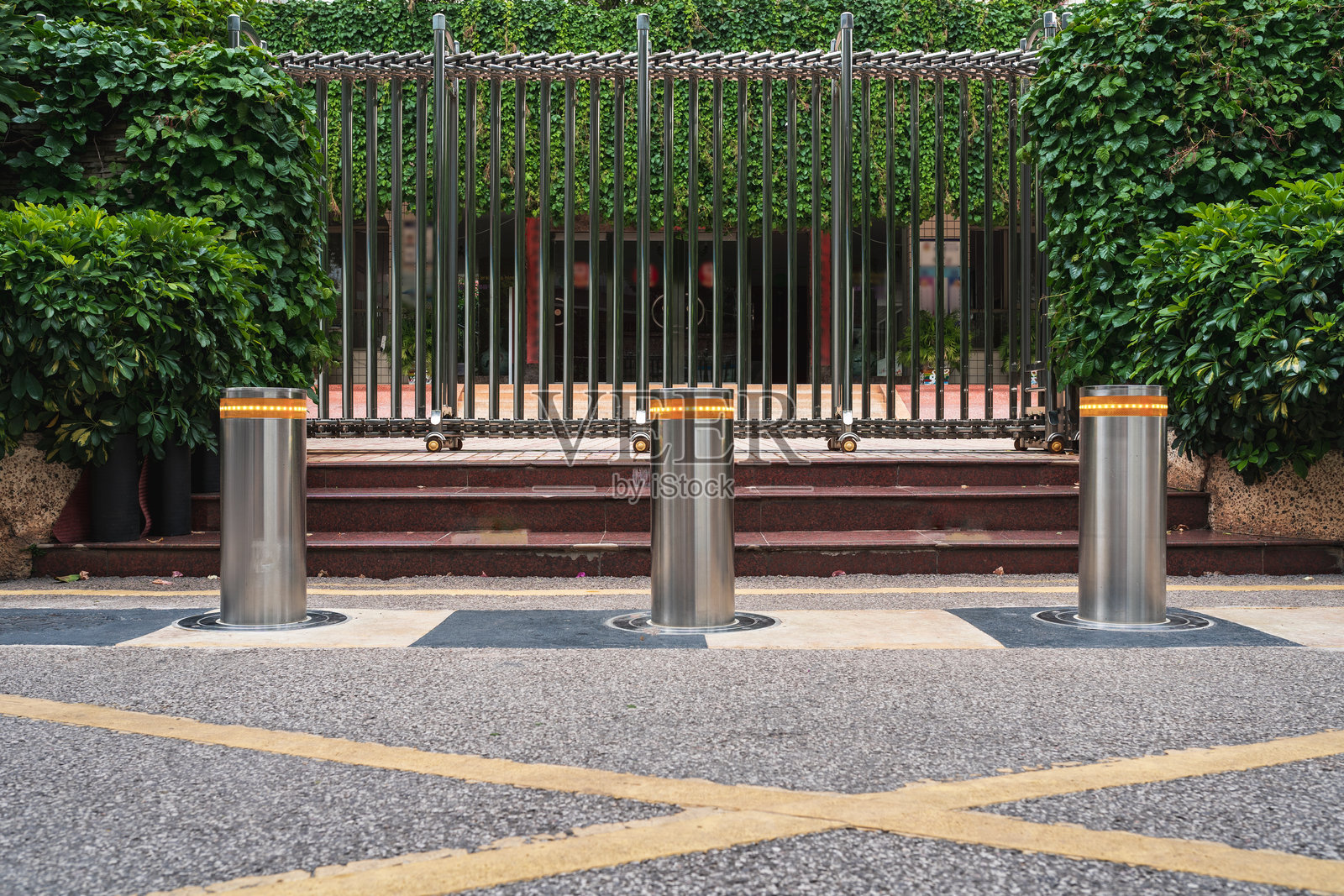 广场上的可伸缩不锈钢路障照片摄影图片