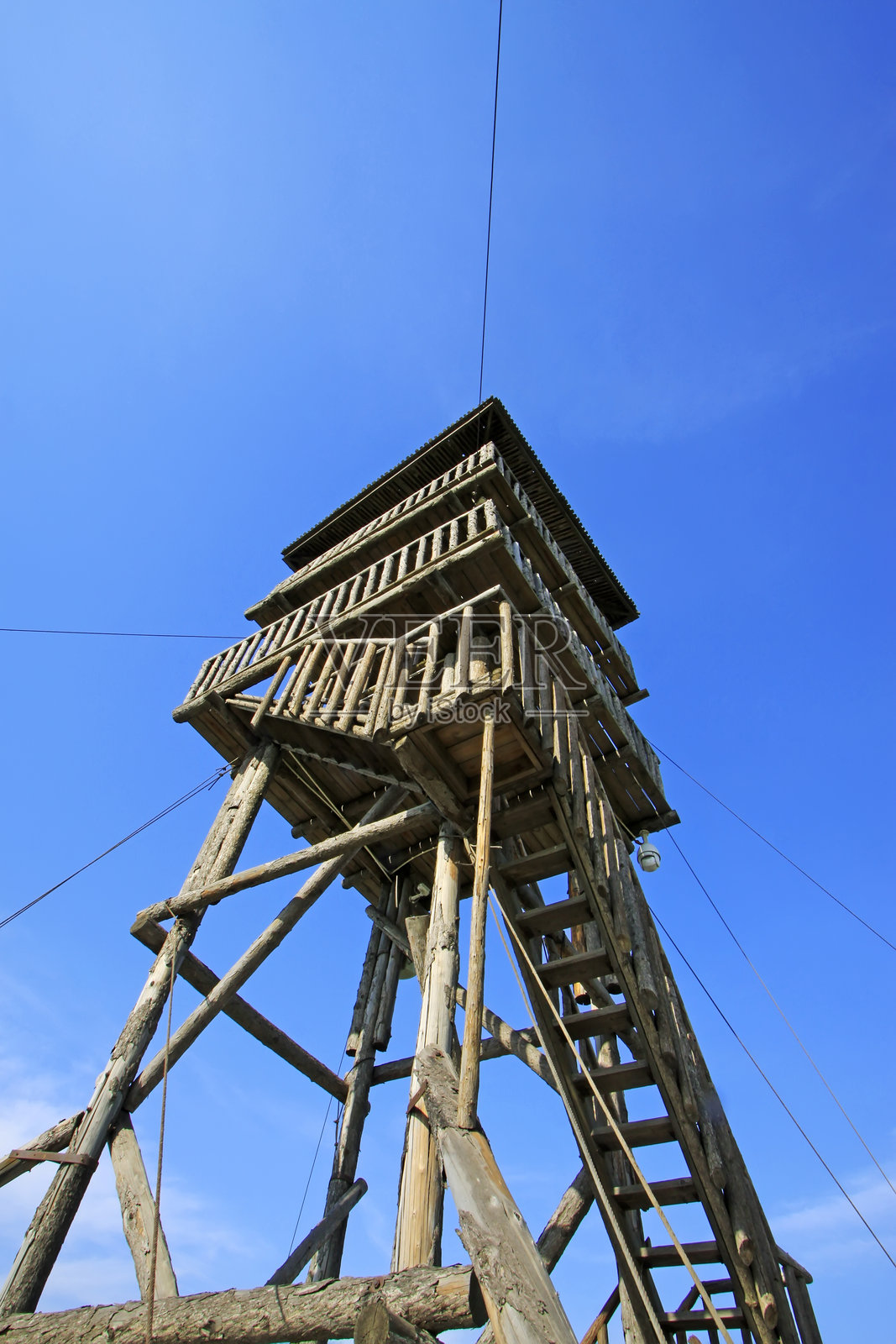 蓝天下的鸟类观察平台照片摄影图片