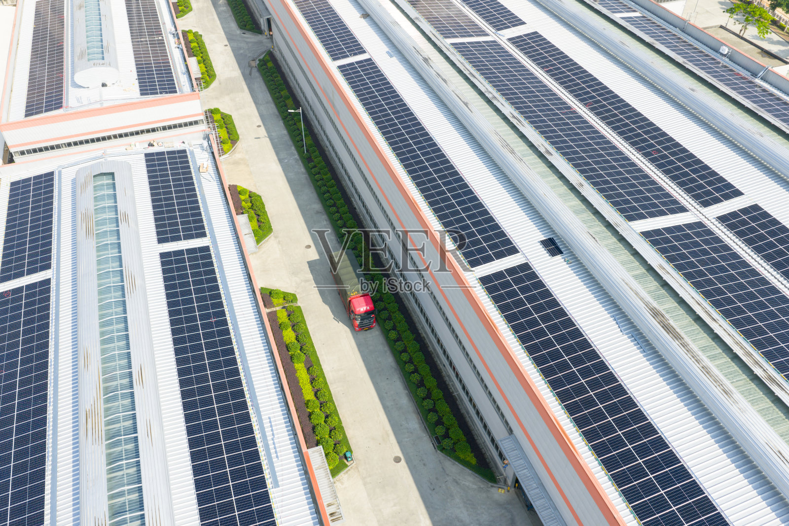 工厂屋顶太阳能光伏发电站照片摄影图片