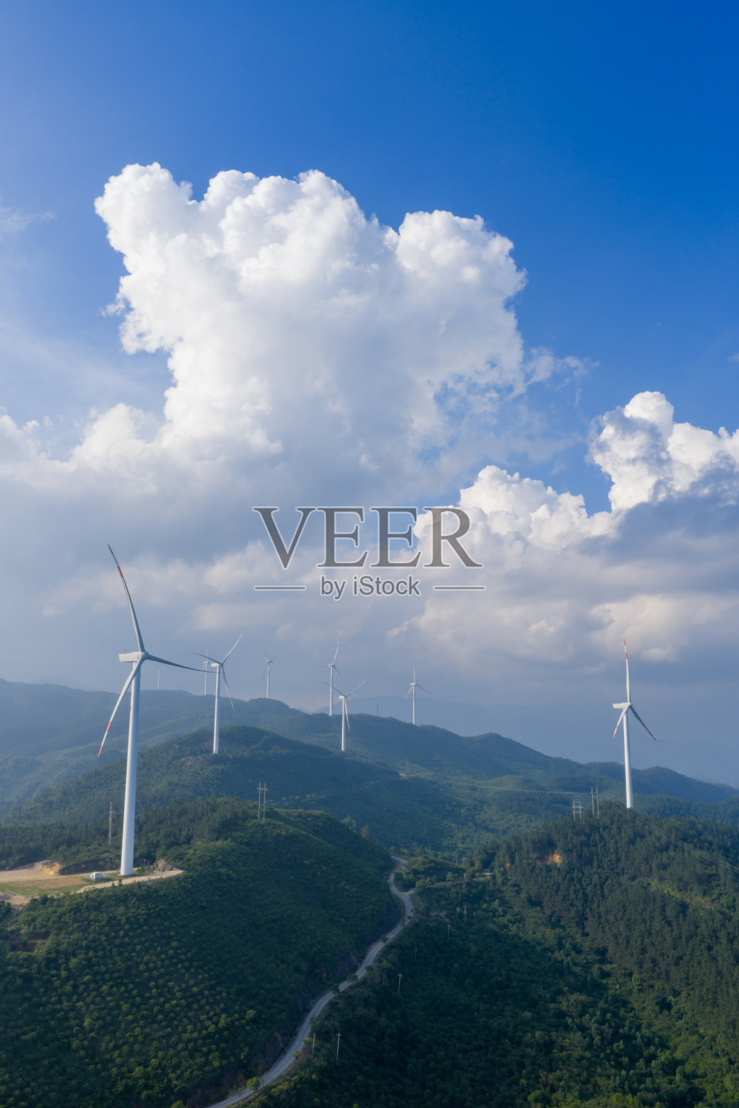 绿色电力厂,山顶上的风力涡轮机照片摄影图片