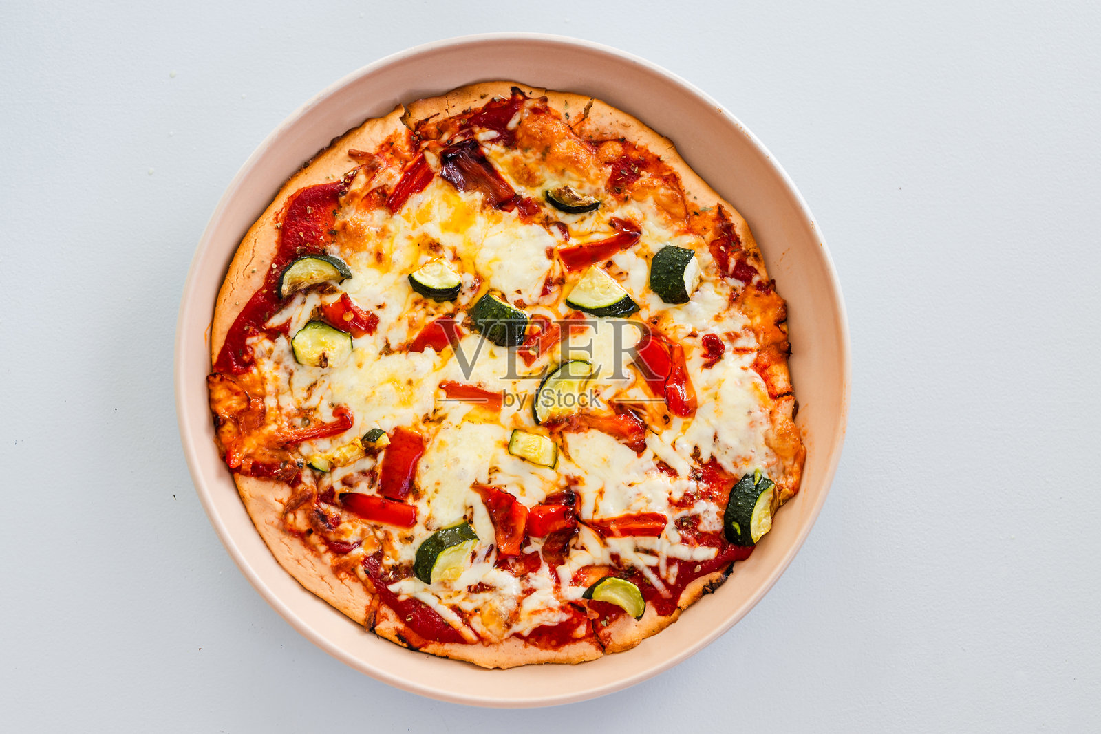 素食披萨,配有西葫芦、甜椒和红扁豆底,搭配乡村自制饼皮照片摄影图片